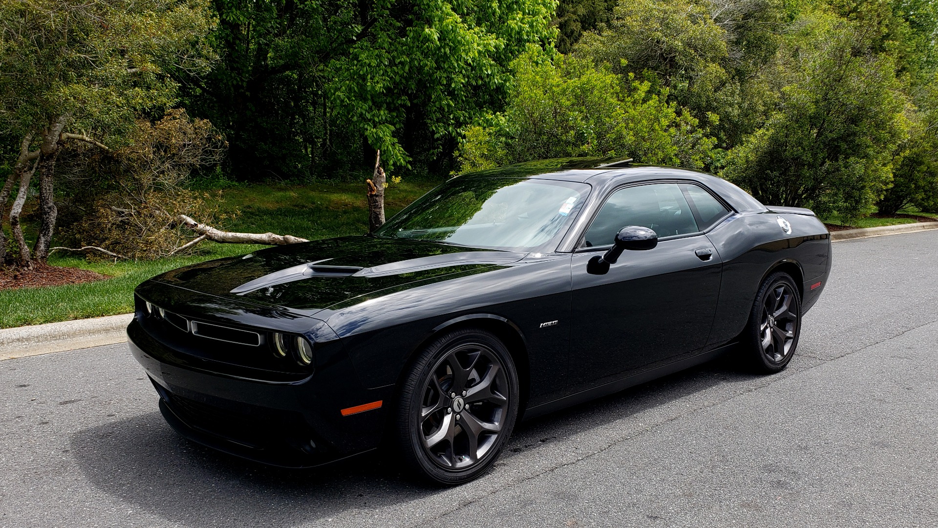 Used 2017 Dodge CHALLENGER R/T / 5.7L HEMI V8 / 8-SPD AUTO / SUNROOF / REARVIEW for sale Sold at Formula Imports in Charlotte NC 28227 1