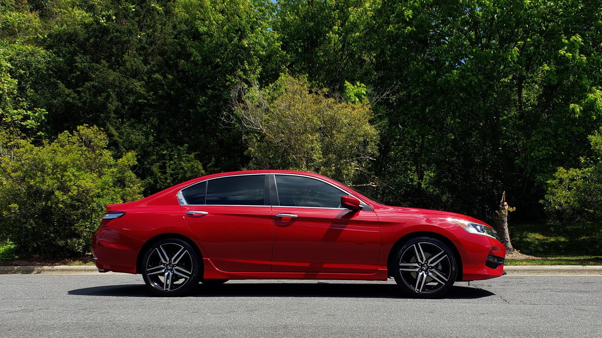 Used 2016 Honda ACCORD SEDAN SPORT / 4-CYL / CVT TRANS / SPOILER / 19IN ALLOY WHEELS for sale Sold at Formula Imports in Charlotte NC 28227 5