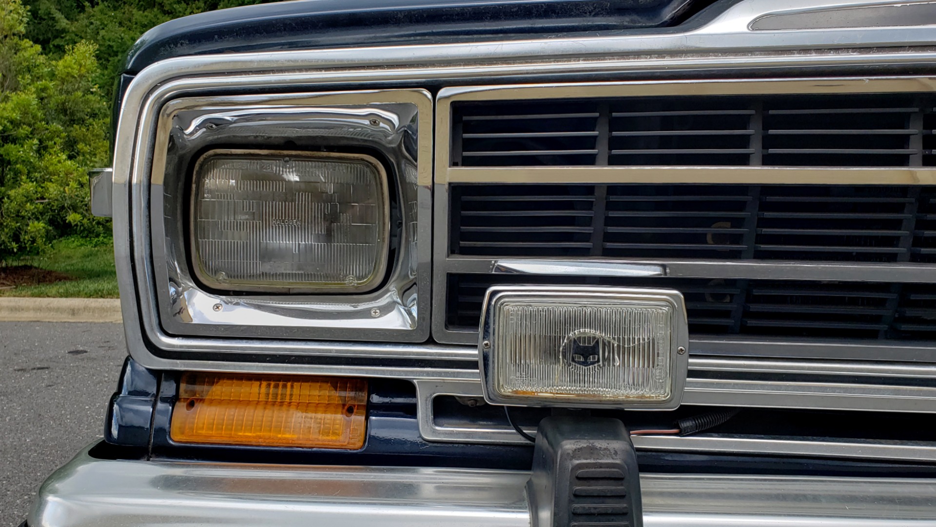 Used 1989 Jeep GRAND WAGONEER 4x4 / 5.9L V8 / 3-SPEED AUTO / PIONEER STEREO for sale Sold at Formula Imports in Charlotte NC 28227 17
