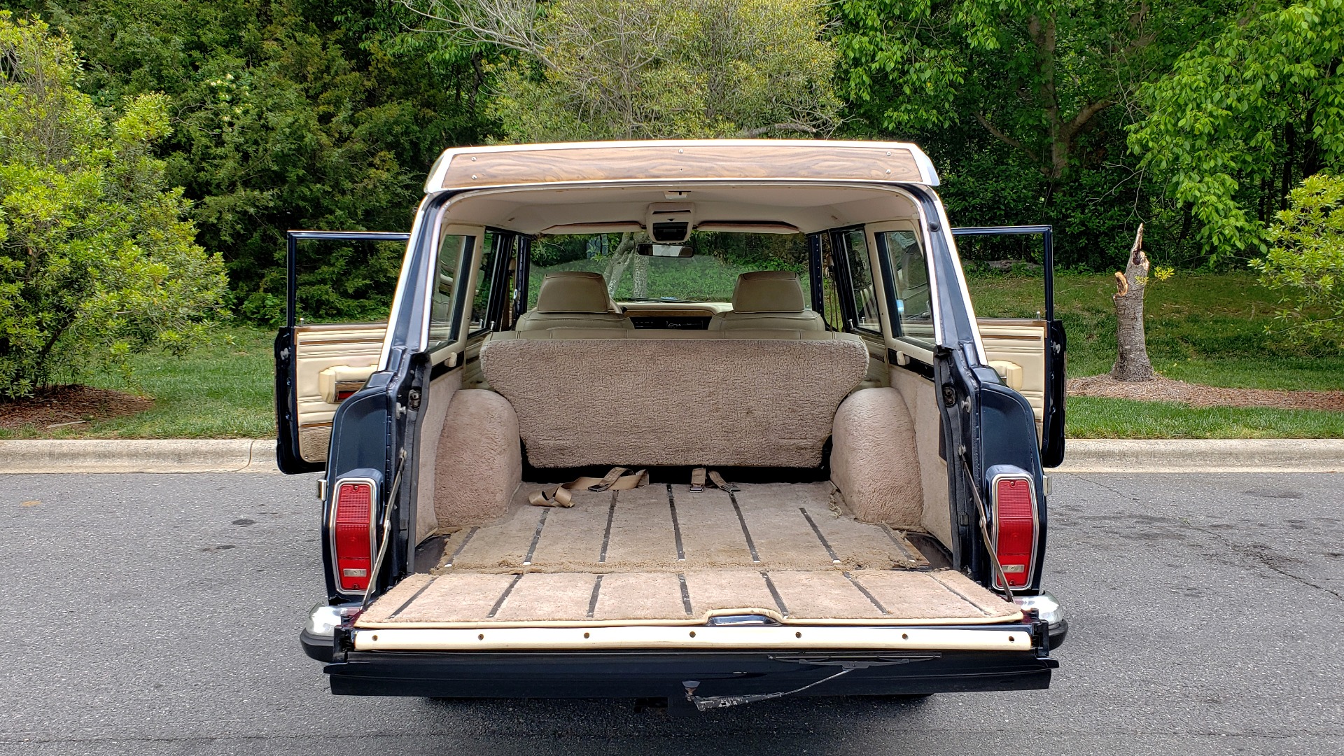 Used 1989 Jeep GRAND WAGONEER 4x4 / 5.9L V8 / 3-SPEED AUTO / PIONEER STEREO for sale Sold at Formula Imports in Charlotte NC 28227 24