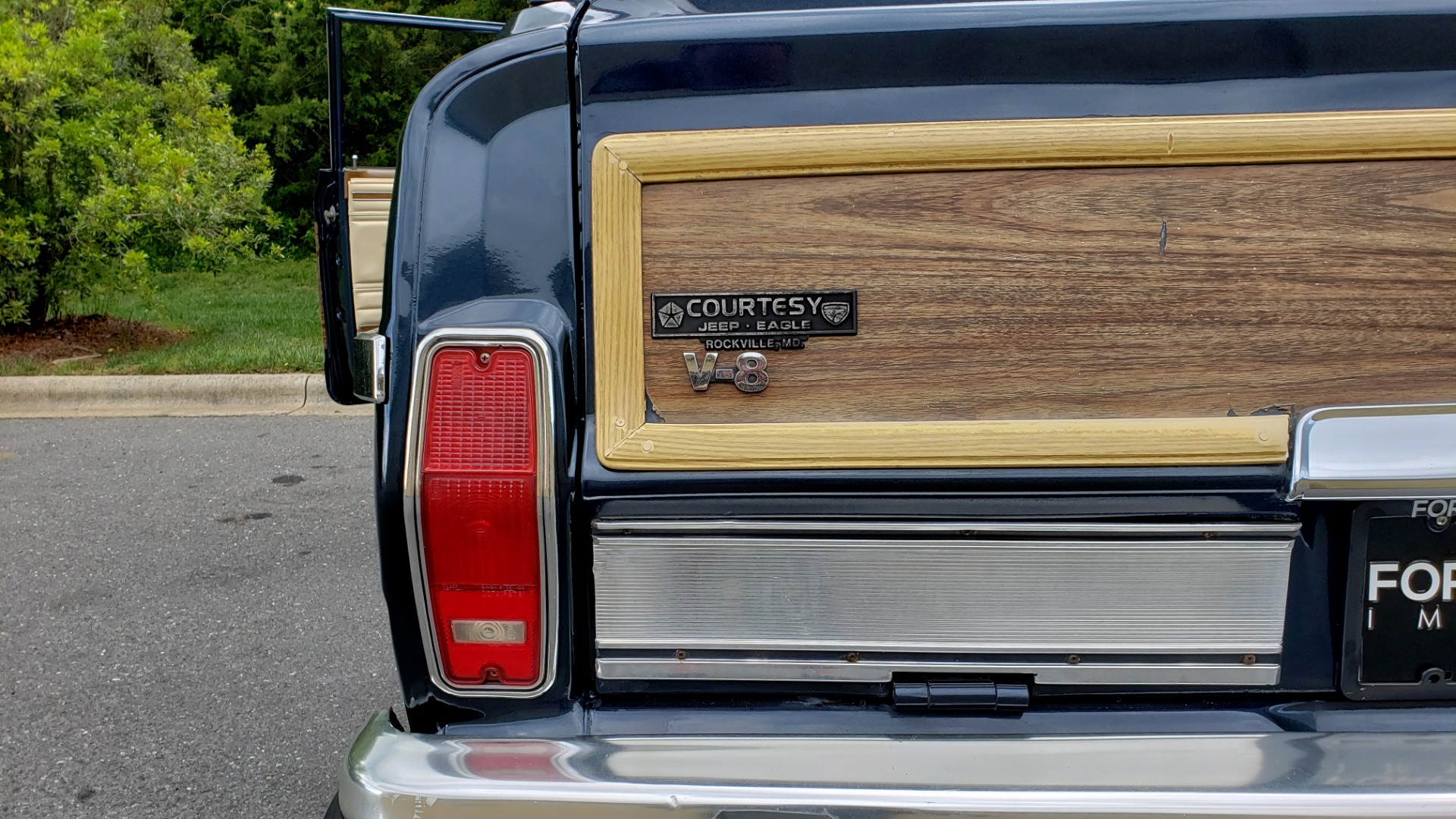 Used 1989 Jeep GRAND WAGONEER 4x4 / 5.9L V8 / 3-SPEED AUTO / PIONEER STEREO for sale Sold at Formula Imports in Charlotte NC 28227 29