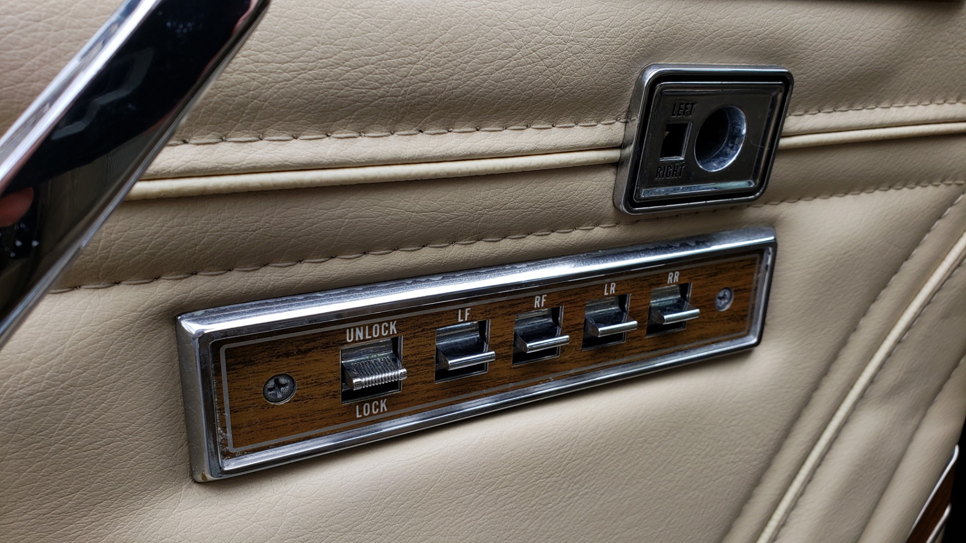 Used 1989 Jeep GRAND WAGONEER 4x4 / 5.9L V8 / 3-SPEED AUTO / PIONEER STEREO for sale Sold at Formula Imports in Charlotte NC 28227 34