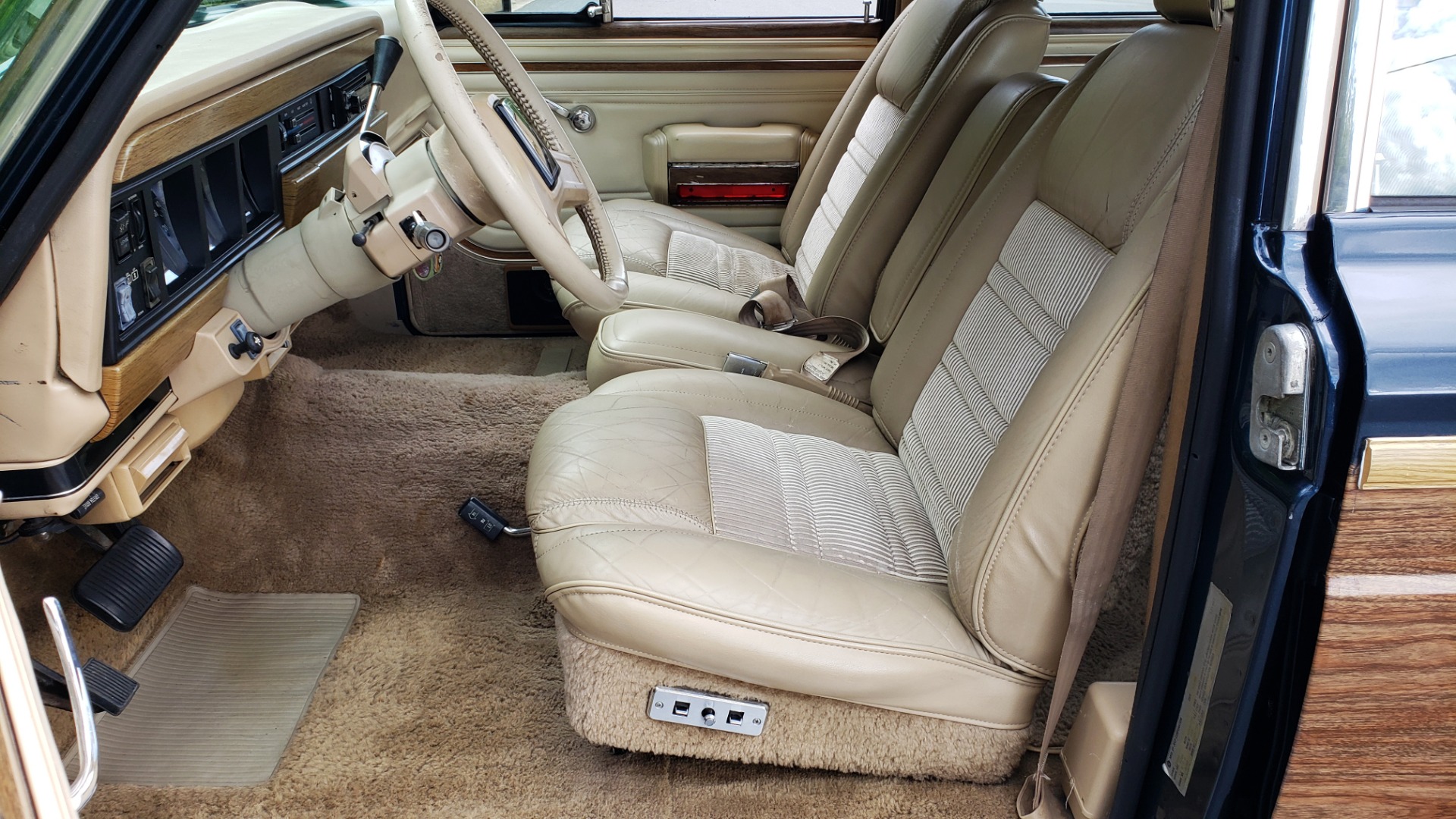 Used 1989 Jeep GRAND WAGONEER 4x4 / 5.9L V8 / 3-SPEED AUTO / PIONEER STEREO for sale Sold at Formula Imports in Charlotte NC 28227 38