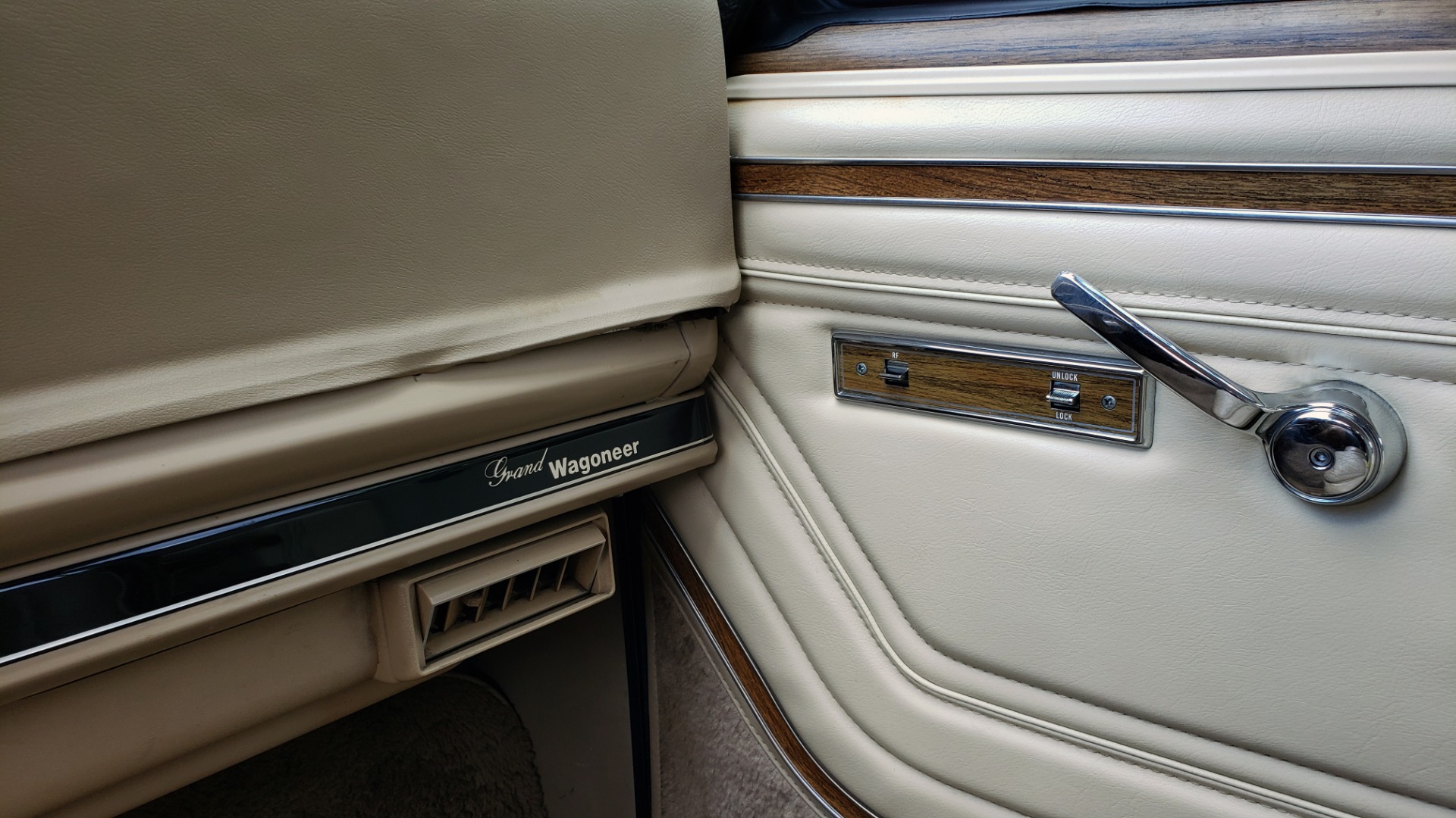 Used 1989 Jeep GRAND WAGONEER 4x4 / 5.9L V8 / 3-SPEED AUTO / PIONEER STEREO for sale Sold at Formula Imports in Charlotte NC 28227 47