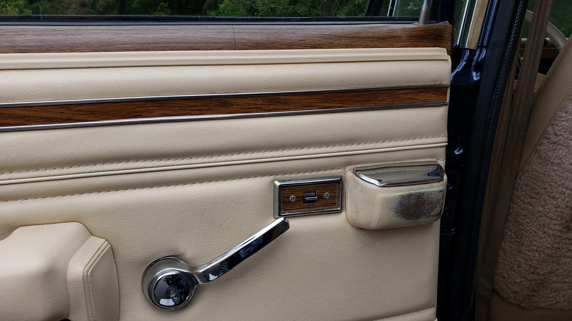 Used 1989 Jeep GRAND WAGONEER 4x4 / 5.9L V8 / 3-SPEED AUTO / PIONEER STEREO for sale Sold at Formula Imports in Charlotte NC 28227 49