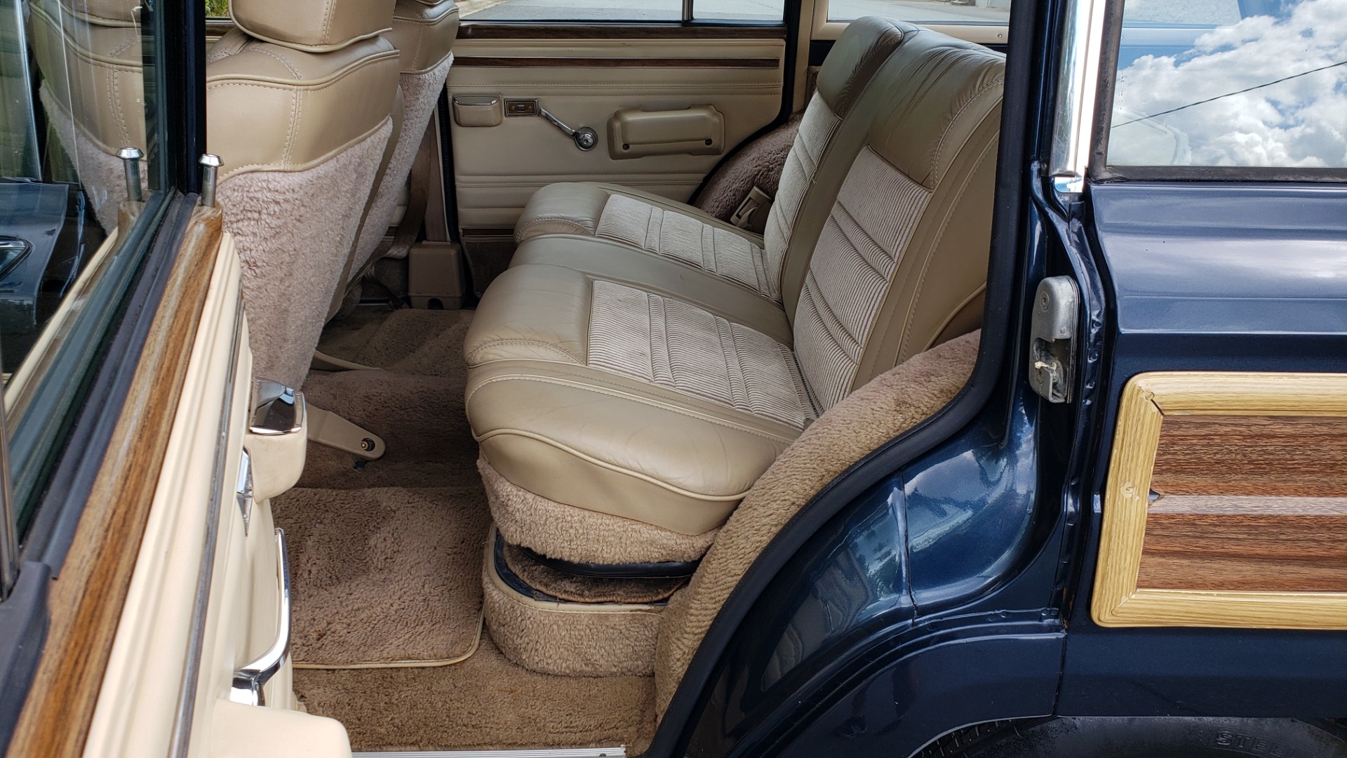 Used 1989 Jeep GRAND WAGONEER 4x4 / 5.9L V8 / 3-SPEED AUTO / PIONEER STEREO for sale Sold at Formula Imports in Charlotte NC 28227 52