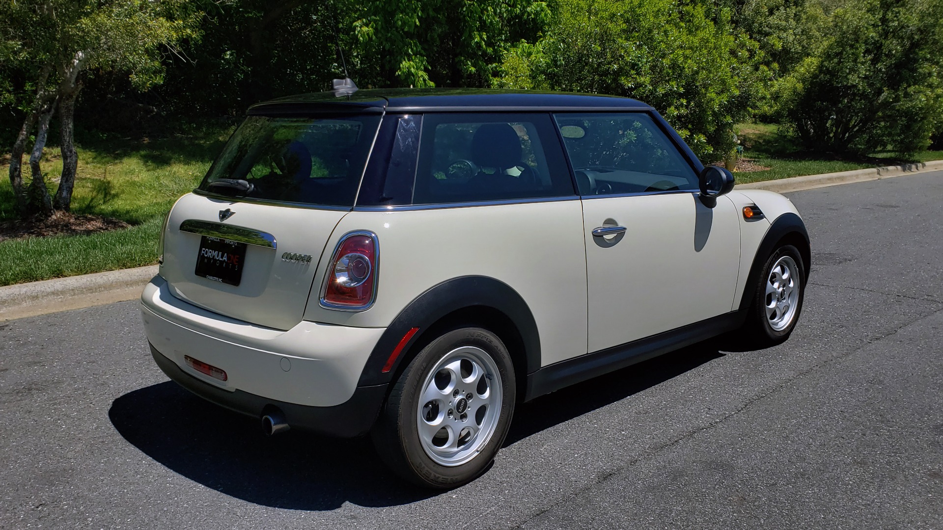 Used 2012 MINI COOPER HARDTOP 6-SPEED MANUAL / VERY CLEAN / 37 MPG for sale Sold at Formula Imports in Charlotte NC 28227 10
