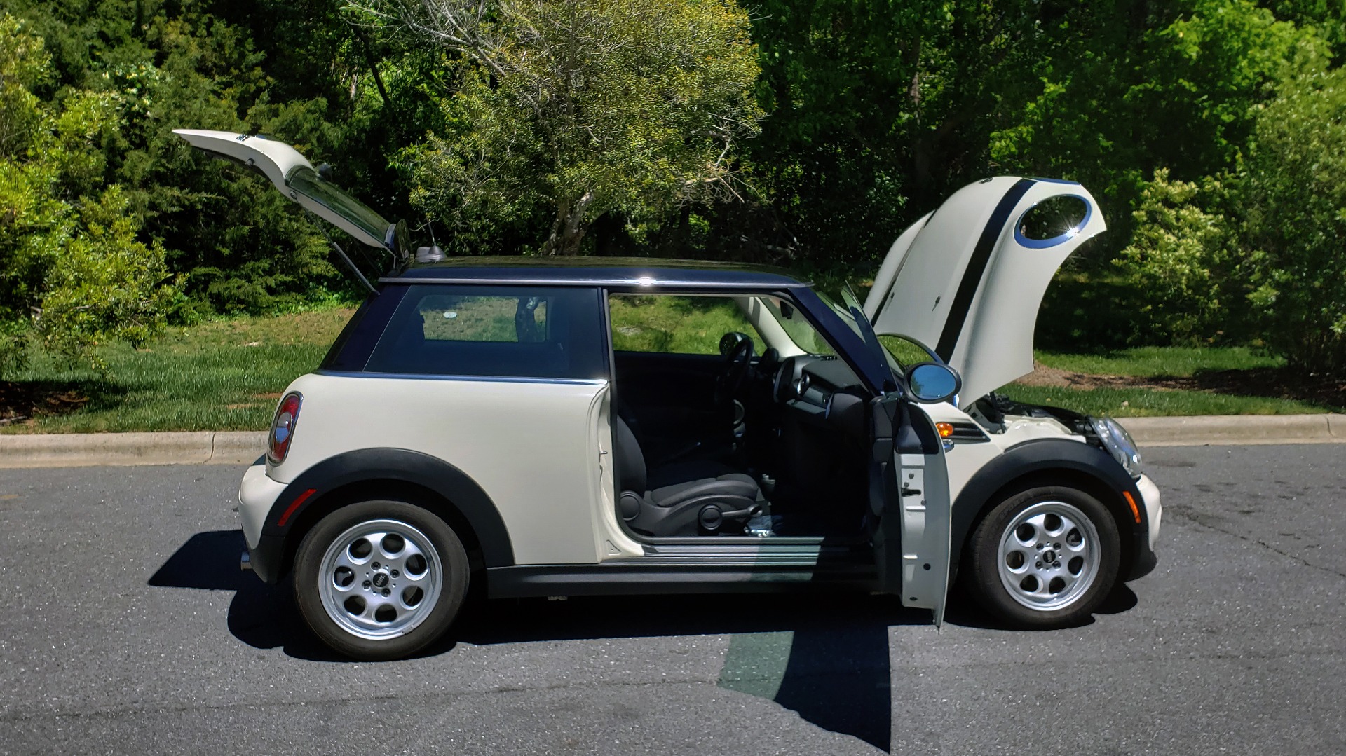Used 2012 MINI COOPER HARDTOP 6-SPEED MANUAL / VERY CLEAN / 37 MPG for sale Sold at Formula Imports in Charlotte NC 28227 11