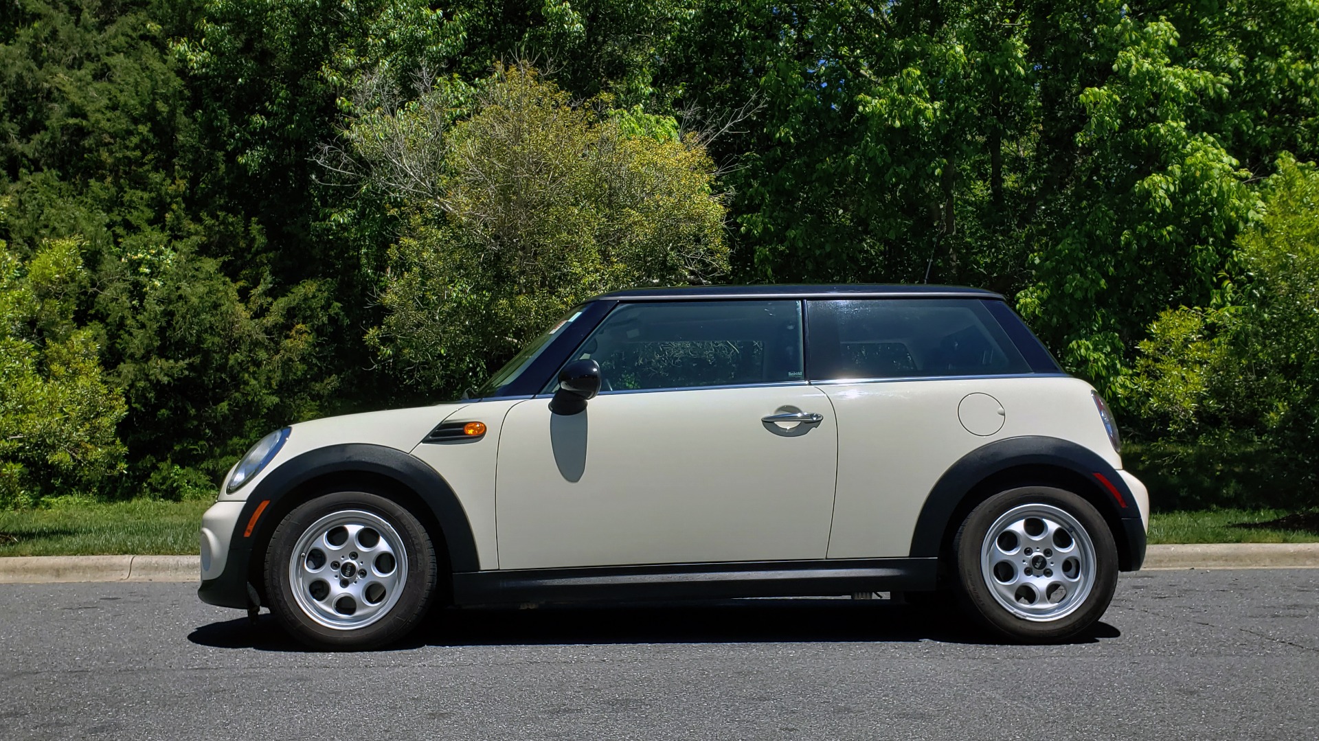 Used 2012 MINI COOPER HARDTOP 6-SPEED MANUAL / VERY CLEAN / 37 MPG for sale Sold at Formula Imports in Charlotte NC 28227 2