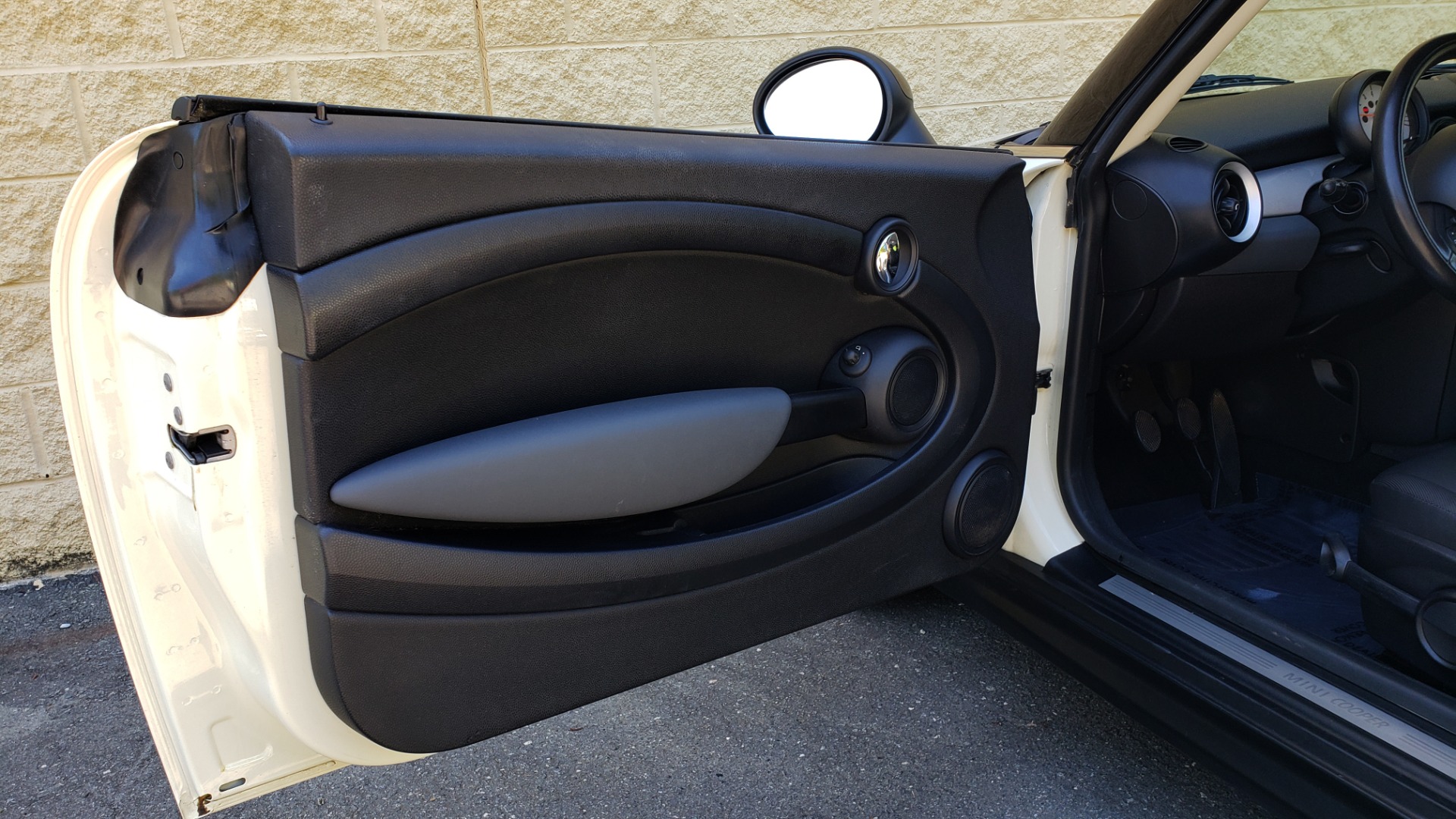 Used 2012 MINI COOPER HARDTOP 6-SPEED MANUAL / VERY CLEAN / 37 MPG for sale Sold at Formula Imports in Charlotte NC 28227 32