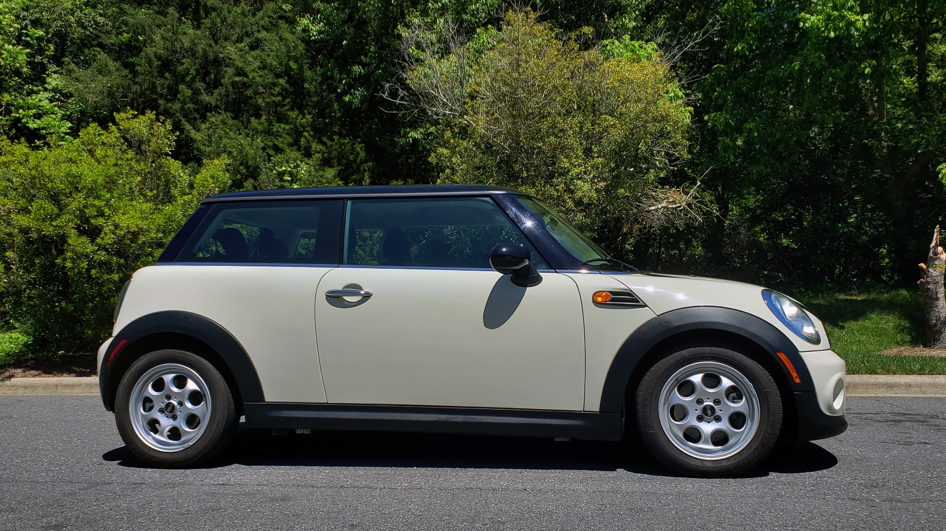 Used 2012 MINI COOPER HARDTOP 6-SPEED MANUAL / VERY CLEAN / 37 MPG for sale Sold at Formula Imports in Charlotte NC 28227 5