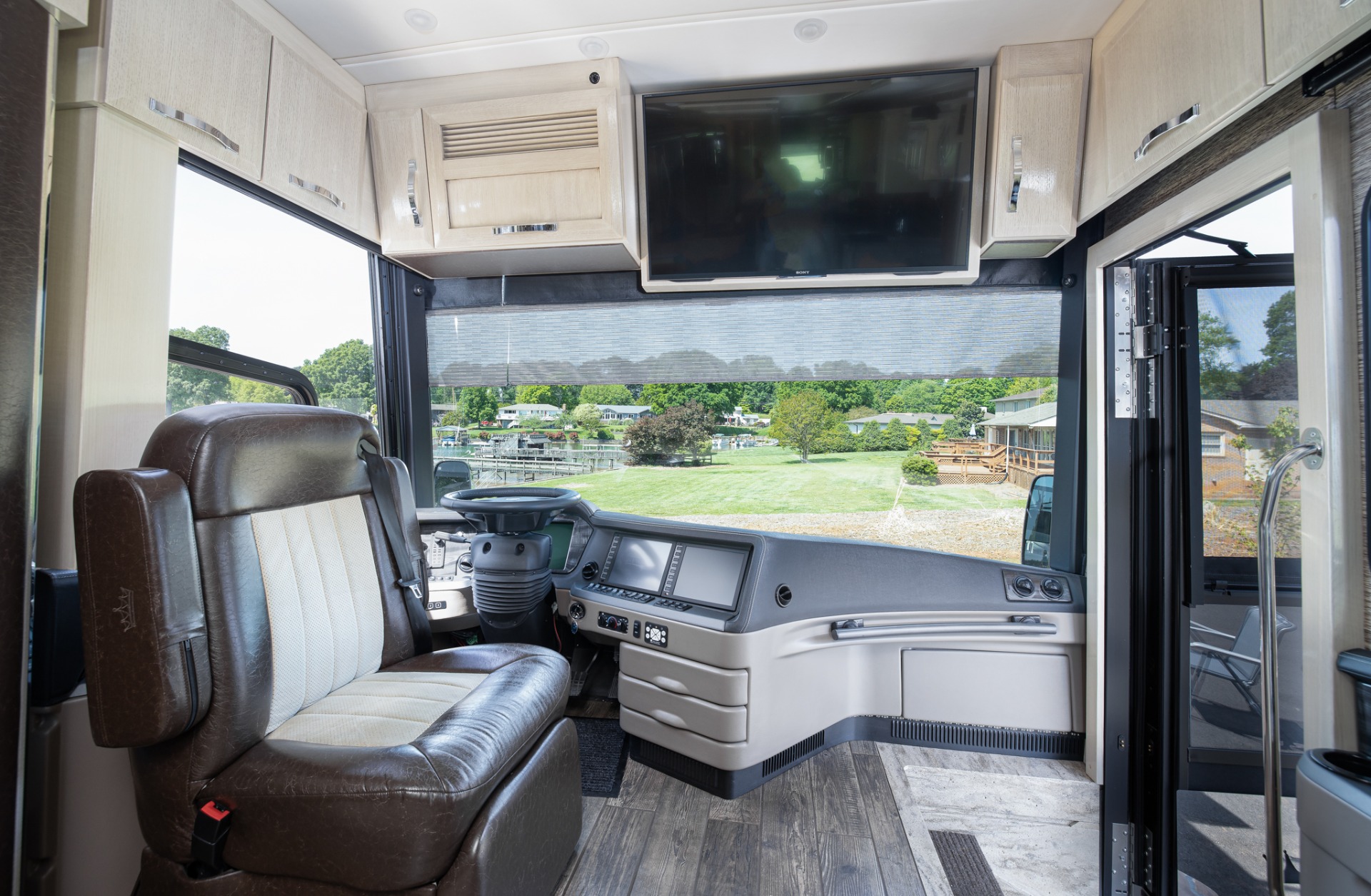 Used 2017 Newmar KING AIRE 45' DIESEL BUS 4553 / SPARTAN 600HP / SAT TV / AIR LEVELING for sale $499,900 at Formula Imports in Charlotte NC 28227 14