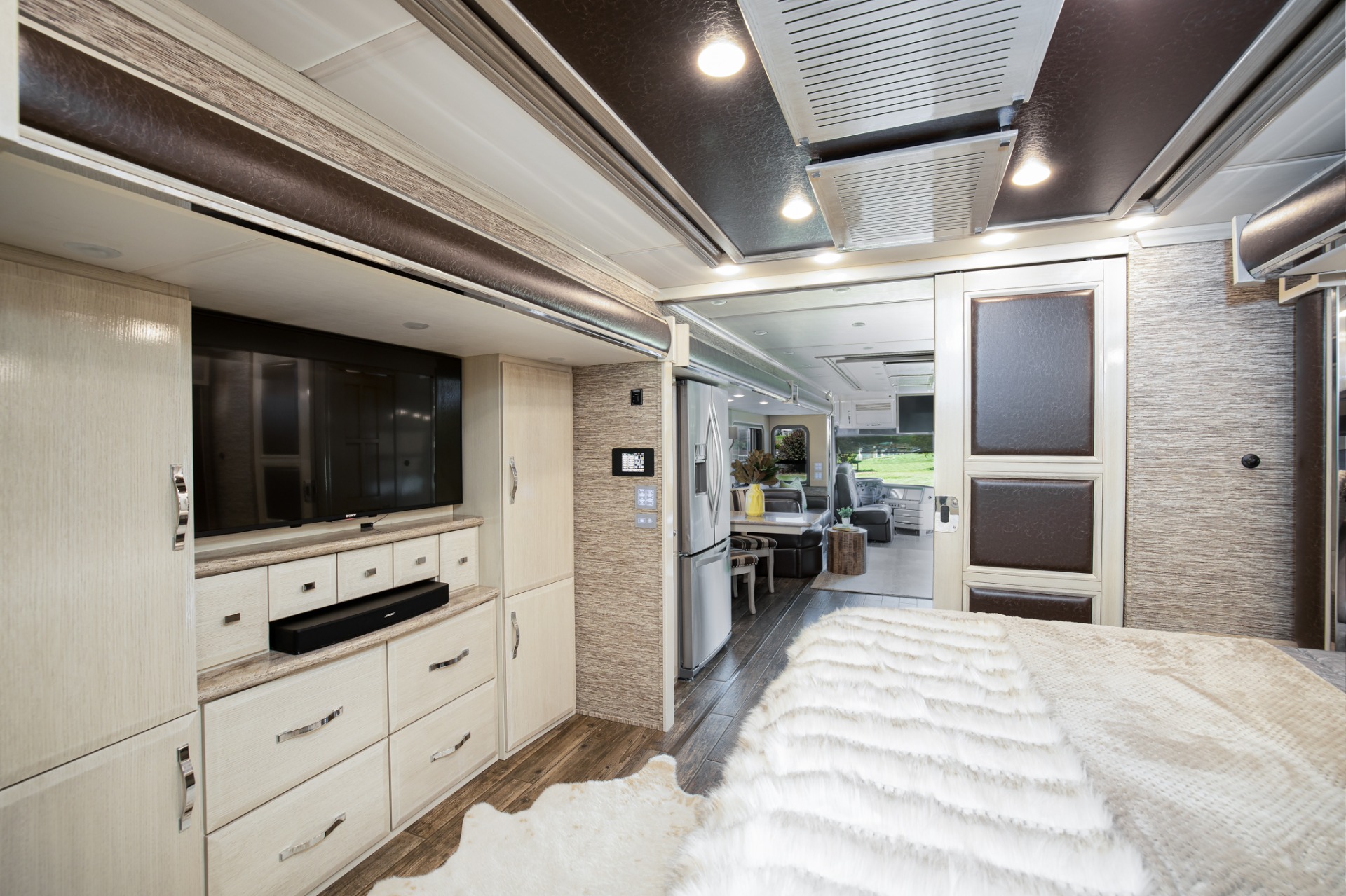 Used 2017 Newmar KING AIRE 45' DIESEL BUS 4553 / SPARTAN 600HP / SAT TV / AIR LEVELING for sale $499,900 at Formula Imports in Charlotte NC 28227 23