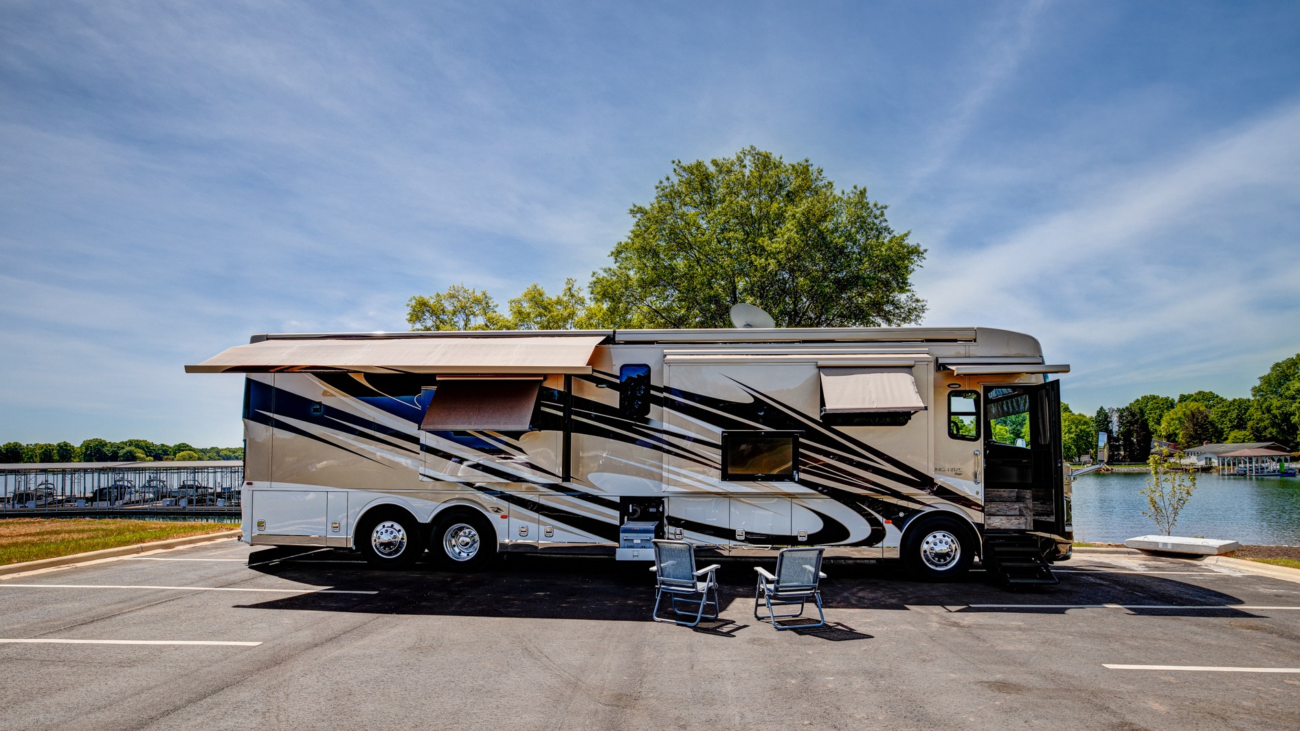 Used 2017 Newmar KING AIRE 45' DIESEL BUS 4553 / SPARTAN 600HP / SAT TV / AIR LEVELING for sale $499,900 at Formula Imports in Charlotte NC 28227 4