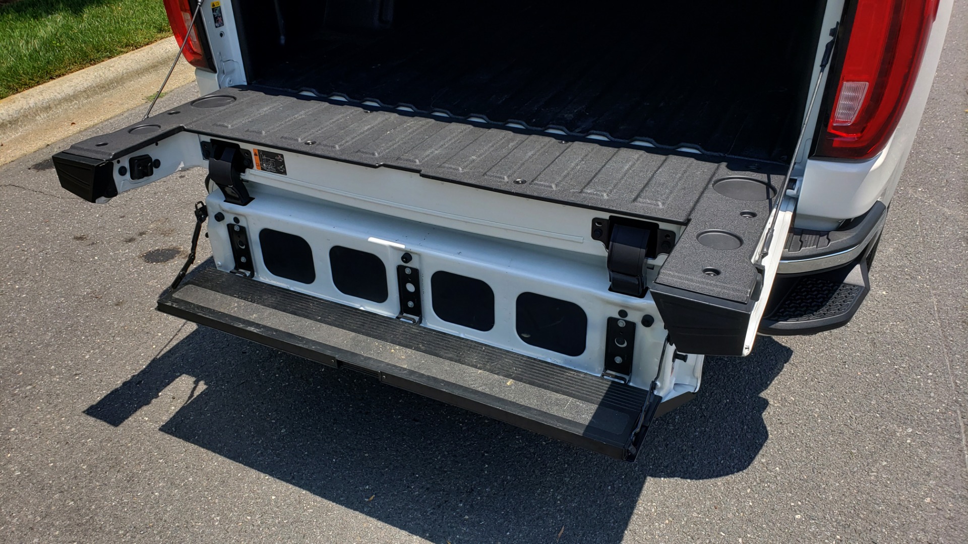 Used 2019 GMC SIERRA 1500 SLT 4WD CREWCAB / PREMIUM / 6.2L V8 / NAV / SUNROOF / VENT SEATS for sale Sold at Formula Imports in Charlotte NC 28227 19