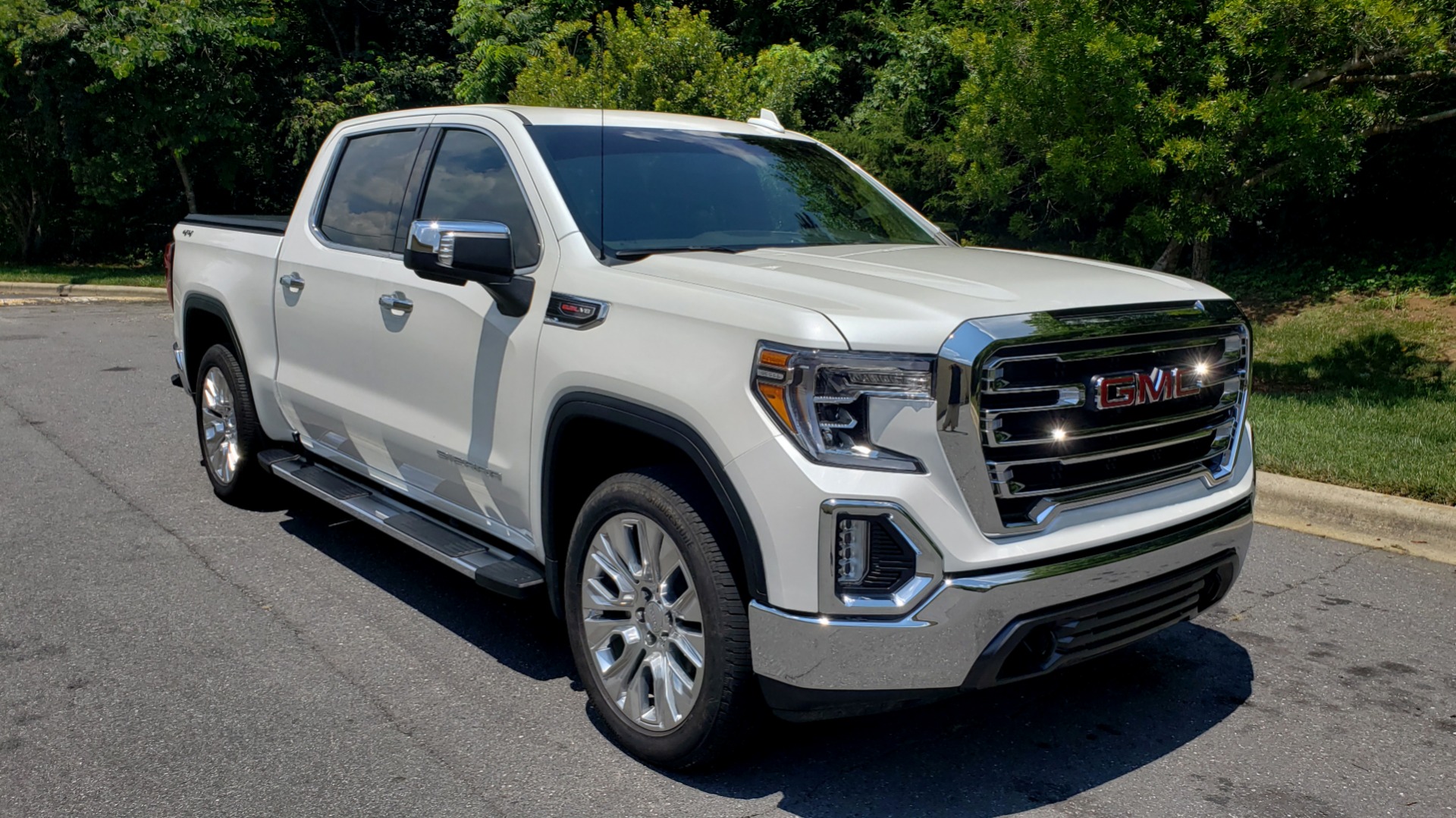 Used 2019 GMC SIERRA 1500 SLT 4WD CREWCAB / PREMIUM / 6.2L V8 / NAV / SUNROOF / VENT SEATS for sale Sold at Formula Imports in Charlotte NC 28227 4