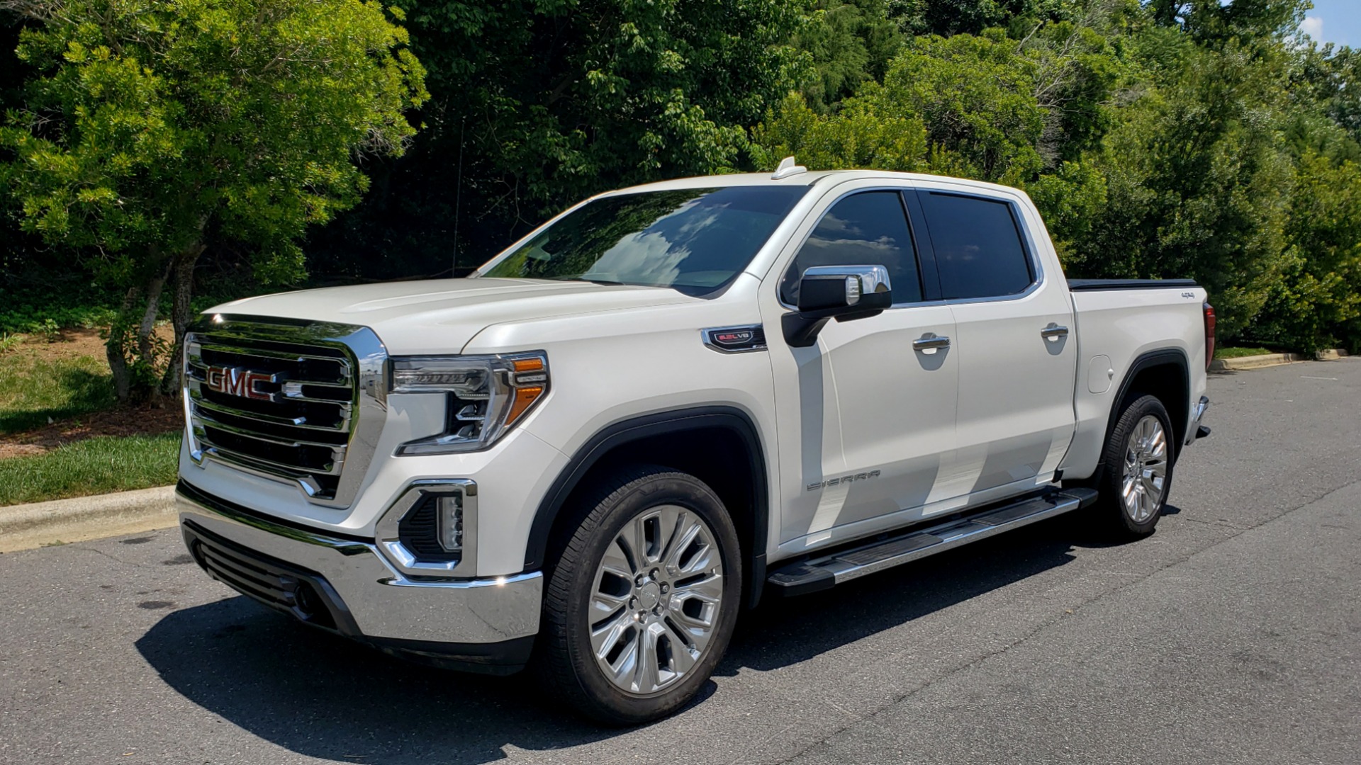 Used 2019 GMC SIERRA 1500 SLT 4WD CREWCAB / PREMIUM / 6.2L V8 / NAV / SUNROOF / VENT SEATS for sale Sold at Formula Imports in Charlotte NC 28227 1