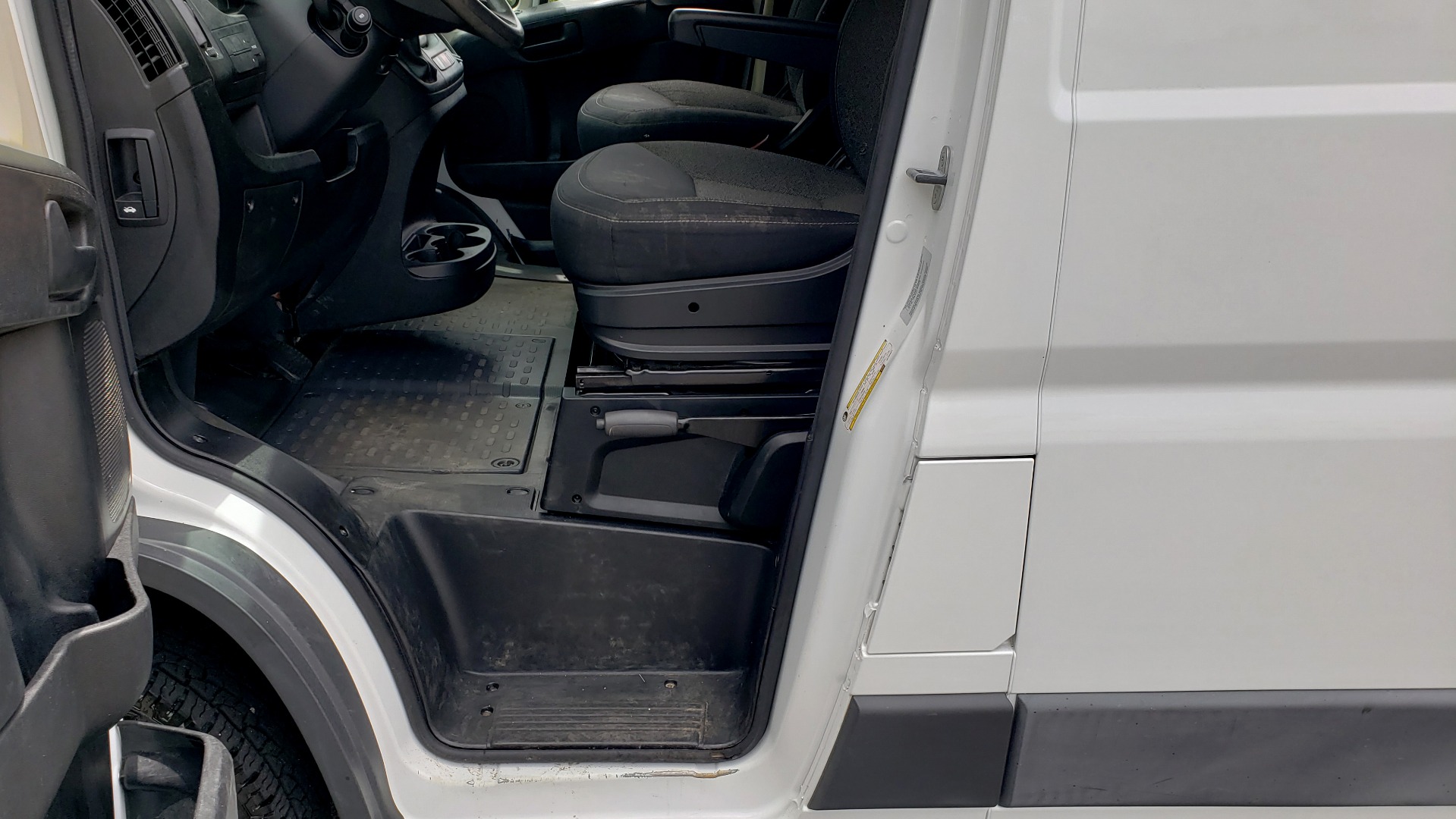 Used 2016 Ram PROMASTER CARGO VAN 136 WB / 3.6L V6 / AUTO / ROOF-RACK / REARVIEW / SEATS 5 for sale Sold at Formula Imports in Charlotte NC 28227 38