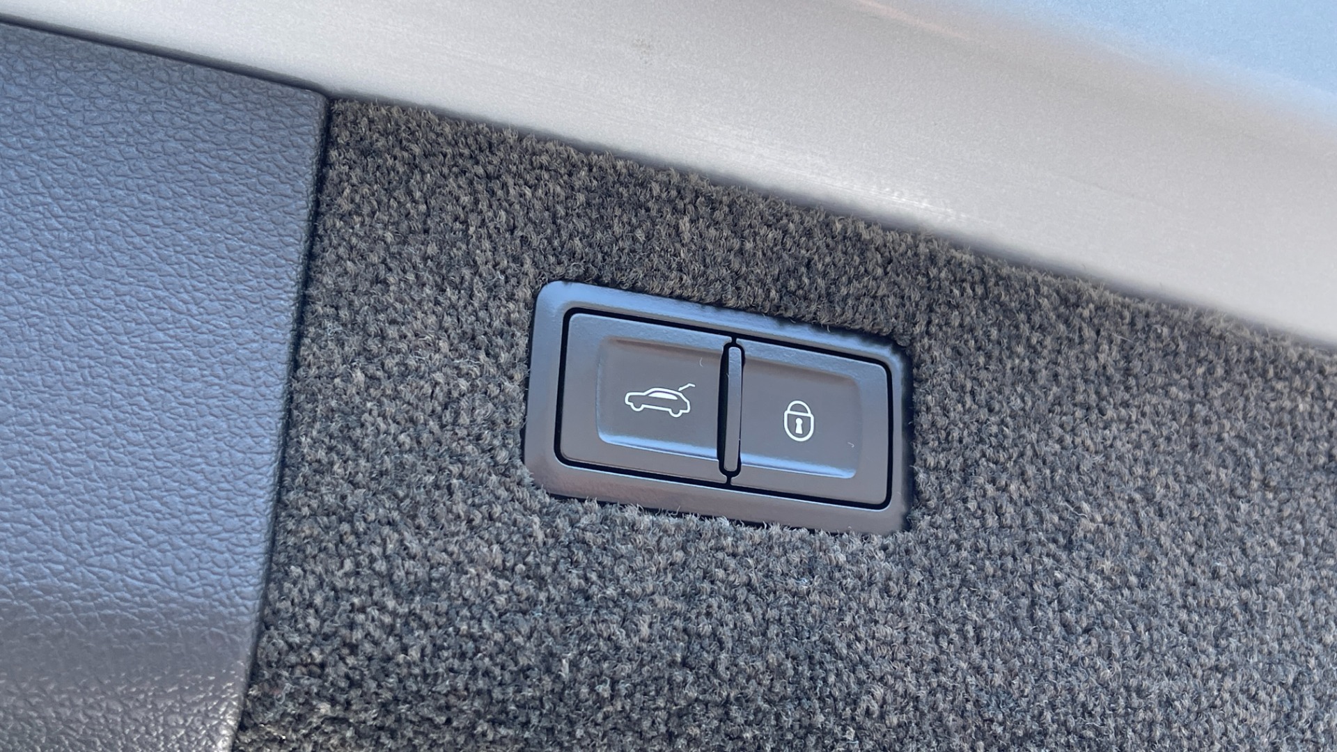 Used 2017 Bentley BENTAYGA W12 / NAV / SUNROOF / TOURING / ENTERTAINMENT / REARVIEW for sale Sold at Formula Imports in Charlotte NC 28227 19