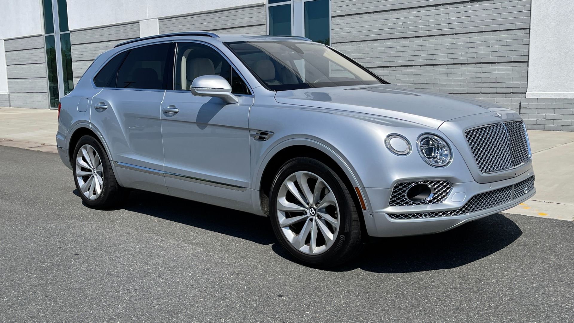 Used 2017 Bentley BENTAYGA W12 / NAV / SUNROOF / TOURING / ENTERTAINMENT / REARVIEW for sale Sold at Formula Imports in Charlotte NC 28227 2