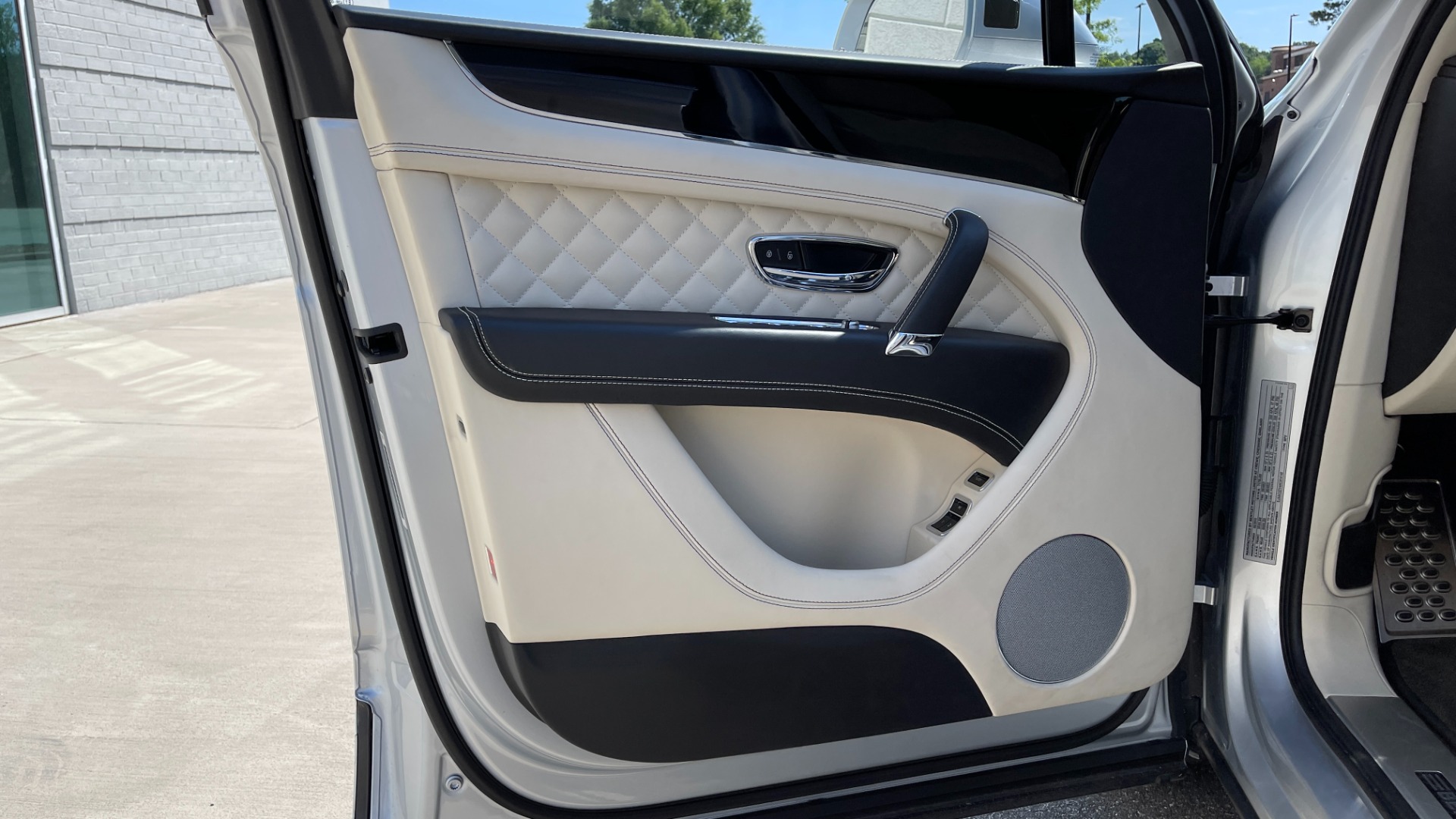 Used 2017 Bentley BENTAYGA W12 / NAV / SUNROOF / TOURING / ENTERTAINMENT / REARVIEW for sale Sold at Formula Imports in Charlotte NC 28227 25