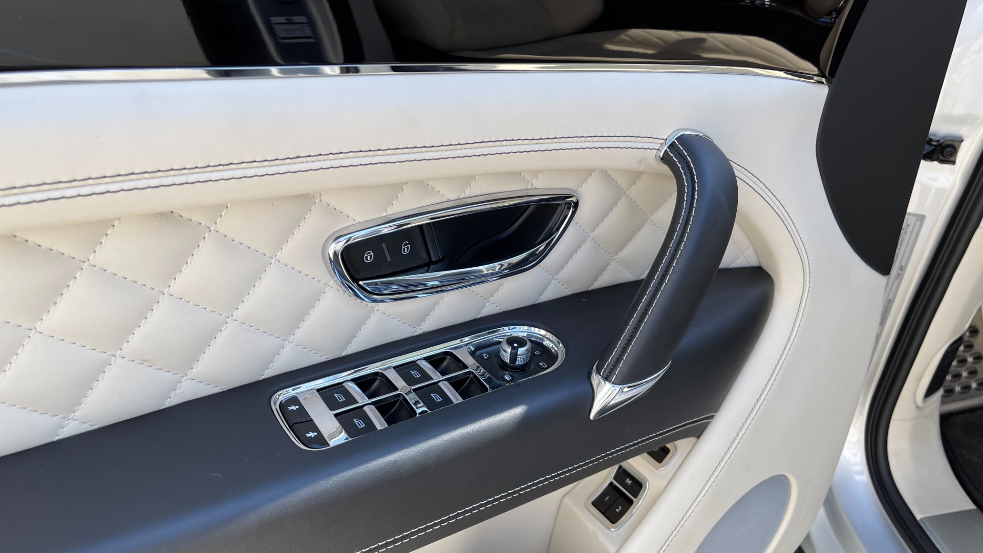 Used 2017 Bentley BENTAYGA W12 / NAV / SUNROOF / TOURING / ENTERTAINMENT / REARVIEW for sale Sold at Formula Imports in Charlotte NC 28227 26