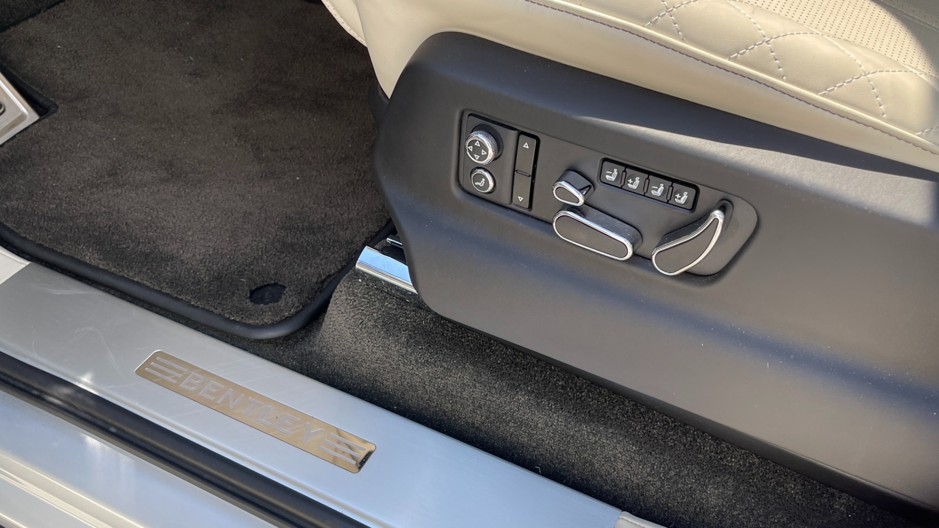 Used 2017 Bentley BENTAYGA W12 / NAV / SUNROOF / TOURING / ENTERTAINMENT / REARVIEW for sale Sold at Formula Imports in Charlotte NC 28227 29