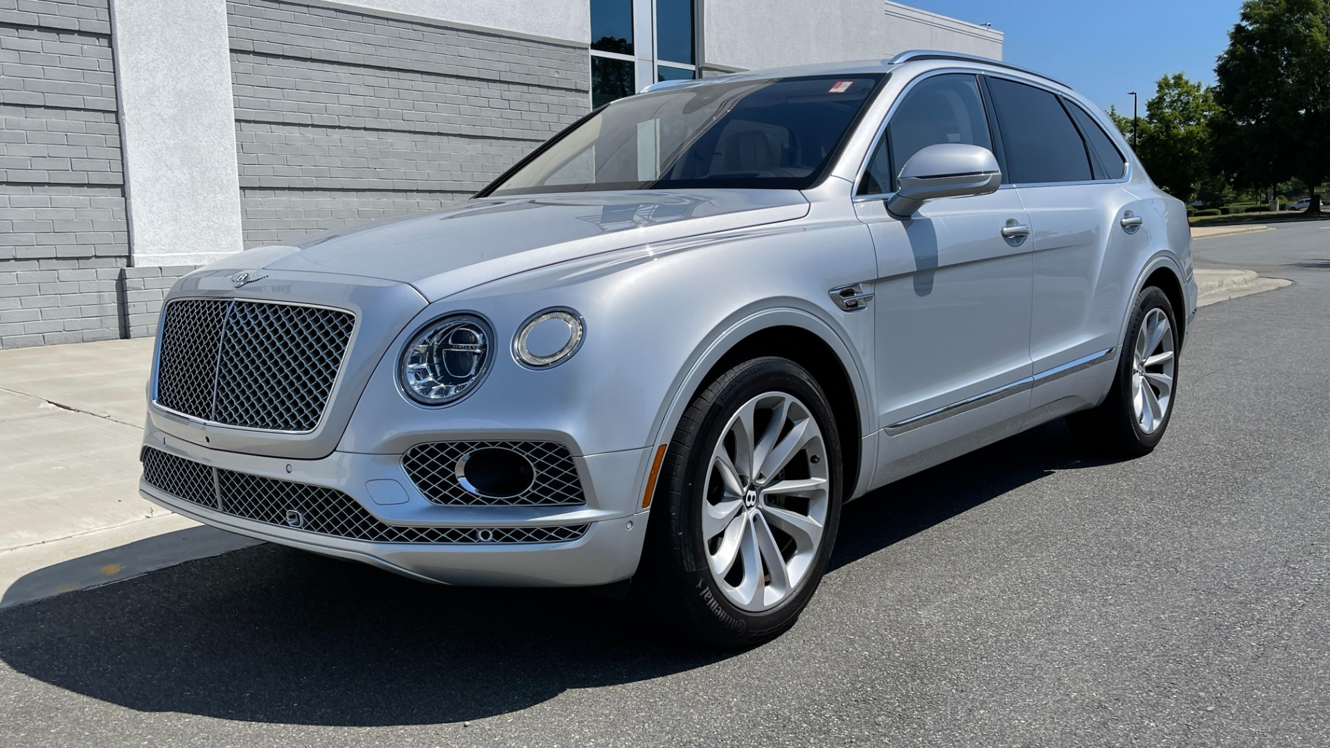 Used 2017 Bentley BENTAYGA W12 / NAV / SUNROOF / TOURING / ENTERTAINMENT / REARVIEW for sale Sold at Formula Imports in Charlotte NC 28227 3