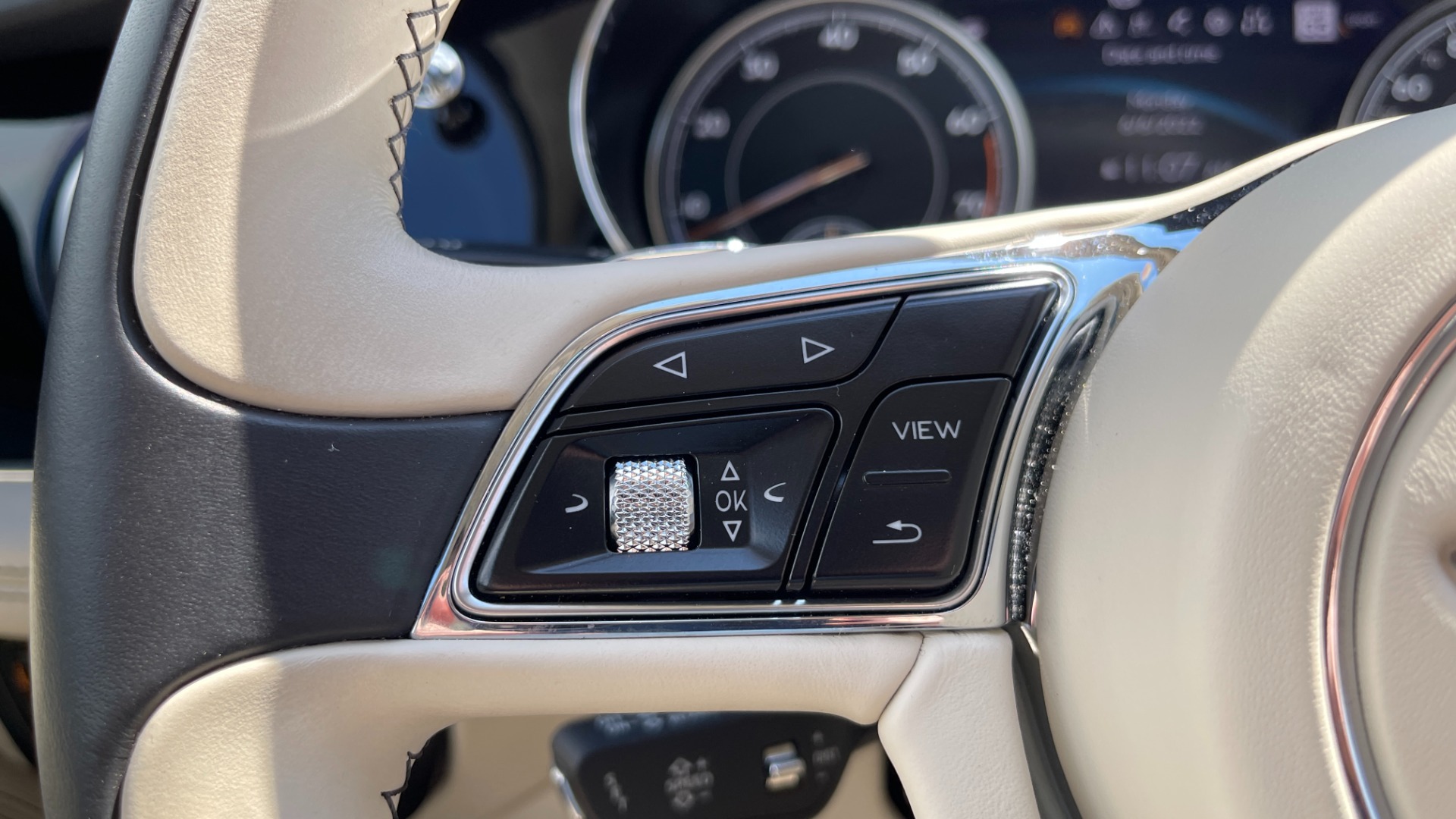 Used 2017 Bentley BENTAYGA W12 / NAV / SUNROOF / TOURING / ENTERTAINMENT / REARVIEW for sale Sold at Formula Imports in Charlotte NC 28227 32