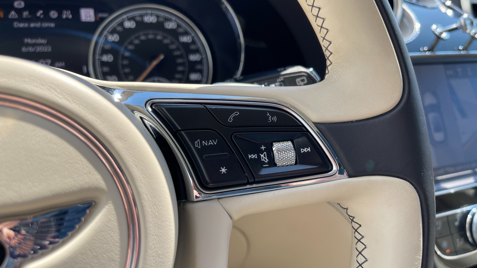 Used 2017 Bentley BENTAYGA W12 / NAV / SUNROOF / TOURING / ENTERTAINMENT / REARVIEW for sale Sold at Formula Imports in Charlotte NC 28227 33