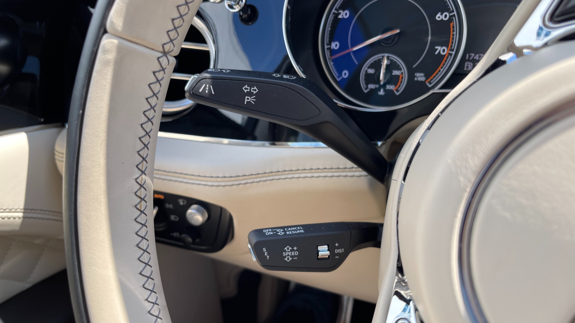 Used 2017 Bentley BENTAYGA W12 / NAV / SUNROOF / TOURING / ENTERTAINMENT / REARVIEW for sale Sold at Formula Imports in Charlotte NC 28227 35
