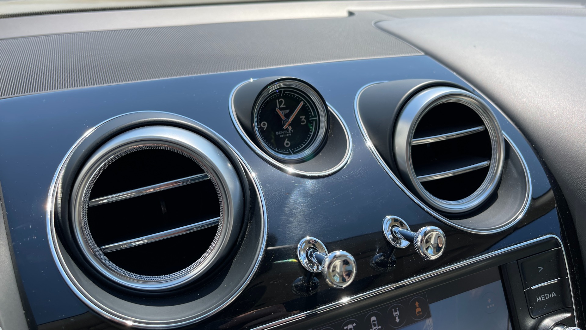 Used 2017 Bentley BENTAYGA W12 / NAV / SUNROOF / TOURING / ENTERTAINMENT / REARVIEW for sale Sold at Formula Imports in Charlotte NC 28227 37