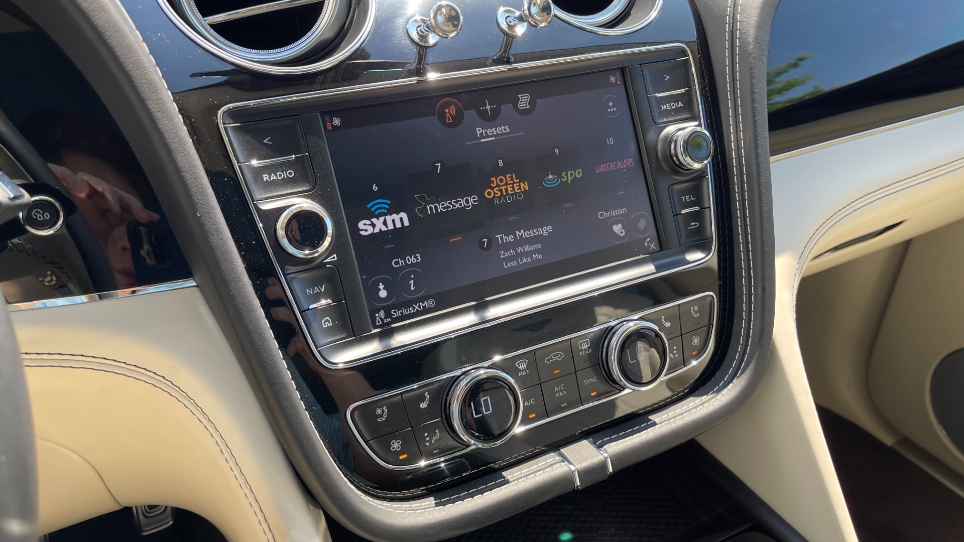 Used 2017 Bentley BENTAYGA W12 / NAV / SUNROOF / TOURING / ENTERTAINMENT / REARVIEW for sale Sold at Formula Imports in Charlotte NC 28227 39