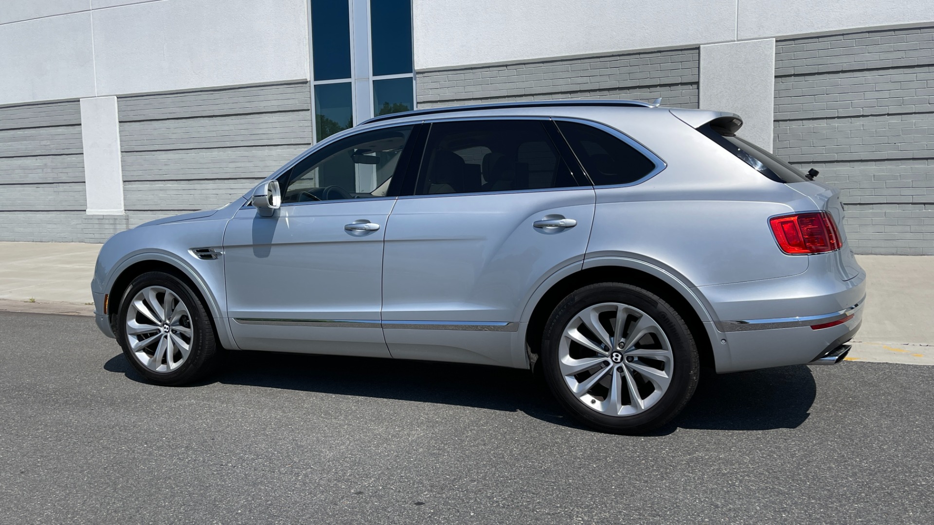 Used 2017 Bentley BENTAYGA W12 / NAV / SUNROOF / TOURING / ENTERTAINMENT / REARVIEW for sale Sold at Formula Imports in Charlotte NC 28227 4