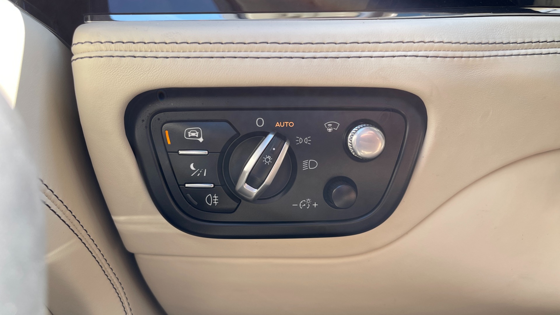 Used 2017 Bentley BENTAYGA W12 / NAV / SUNROOF / TOURING / ENTERTAINMENT / REARVIEW for sale Sold at Formula Imports in Charlotte NC 28227 47