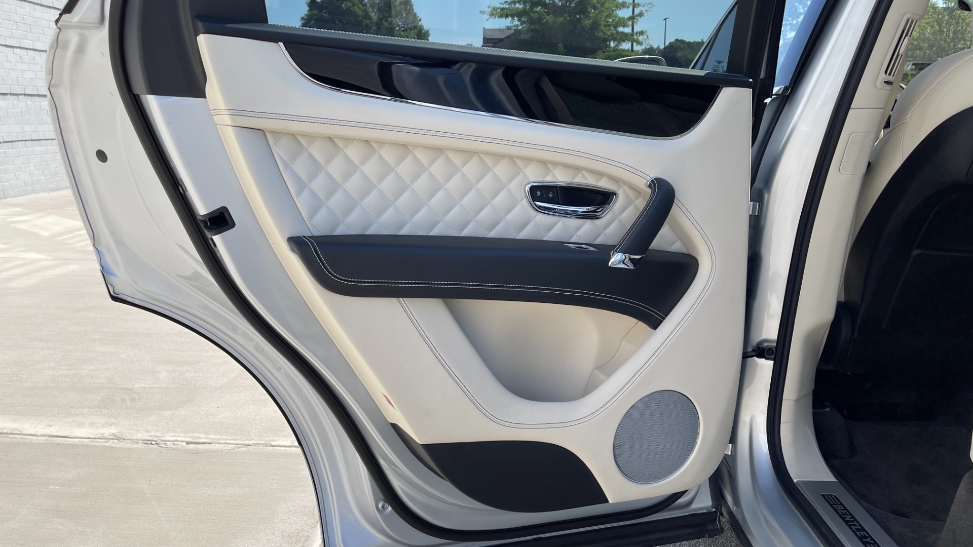 Used 2017 Bentley BENTAYGA W12 / NAV / SUNROOF / TOURING / ENTERTAINMENT / REARVIEW for sale Sold at Formula Imports in Charlotte NC 28227 48