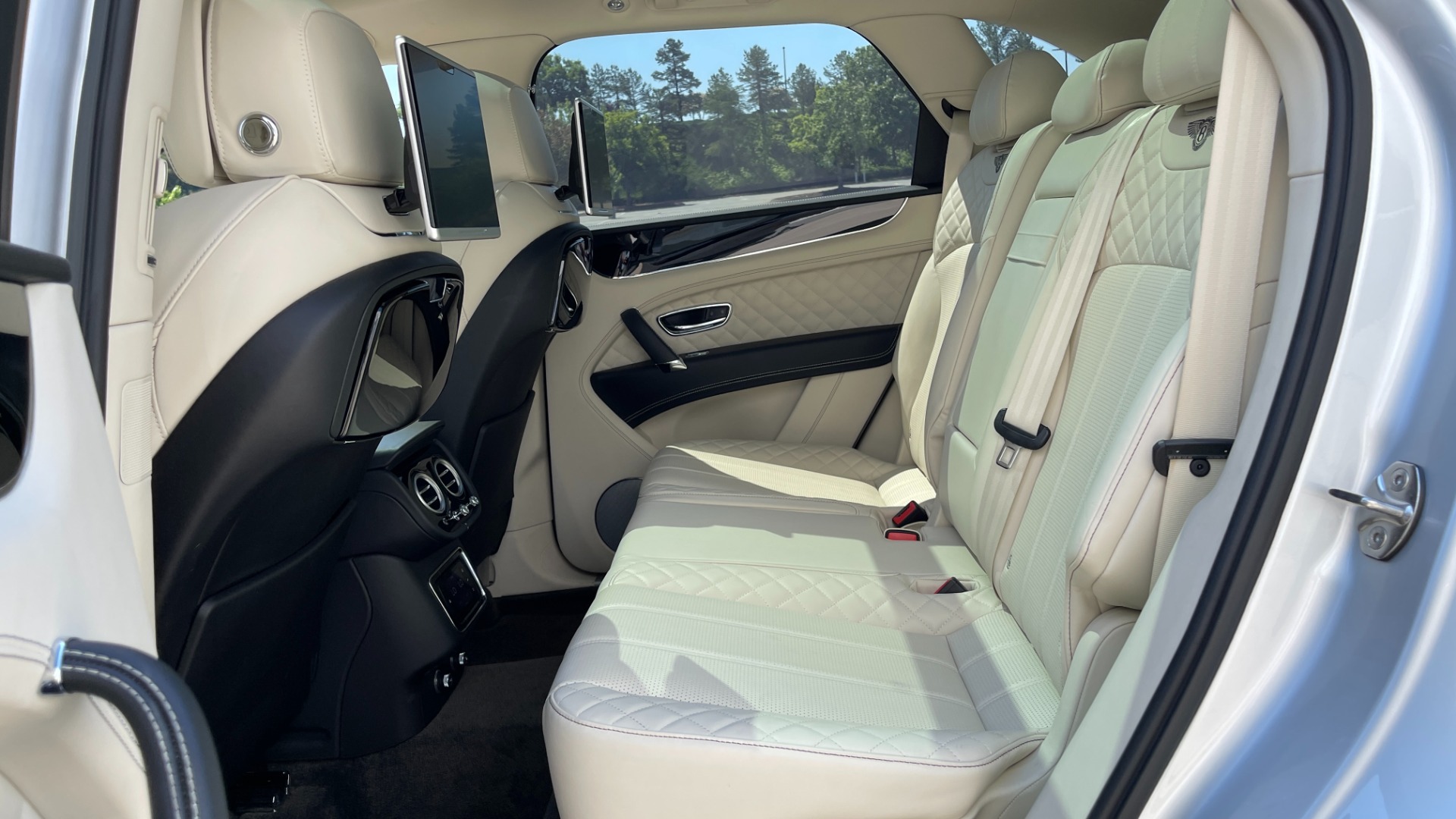 Used 2017 Bentley BENTAYGA W12 / NAV / SUNROOF / TOURING / ENTERTAINMENT / REARVIEW for sale Sold at Formula Imports in Charlotte NC 28227 51