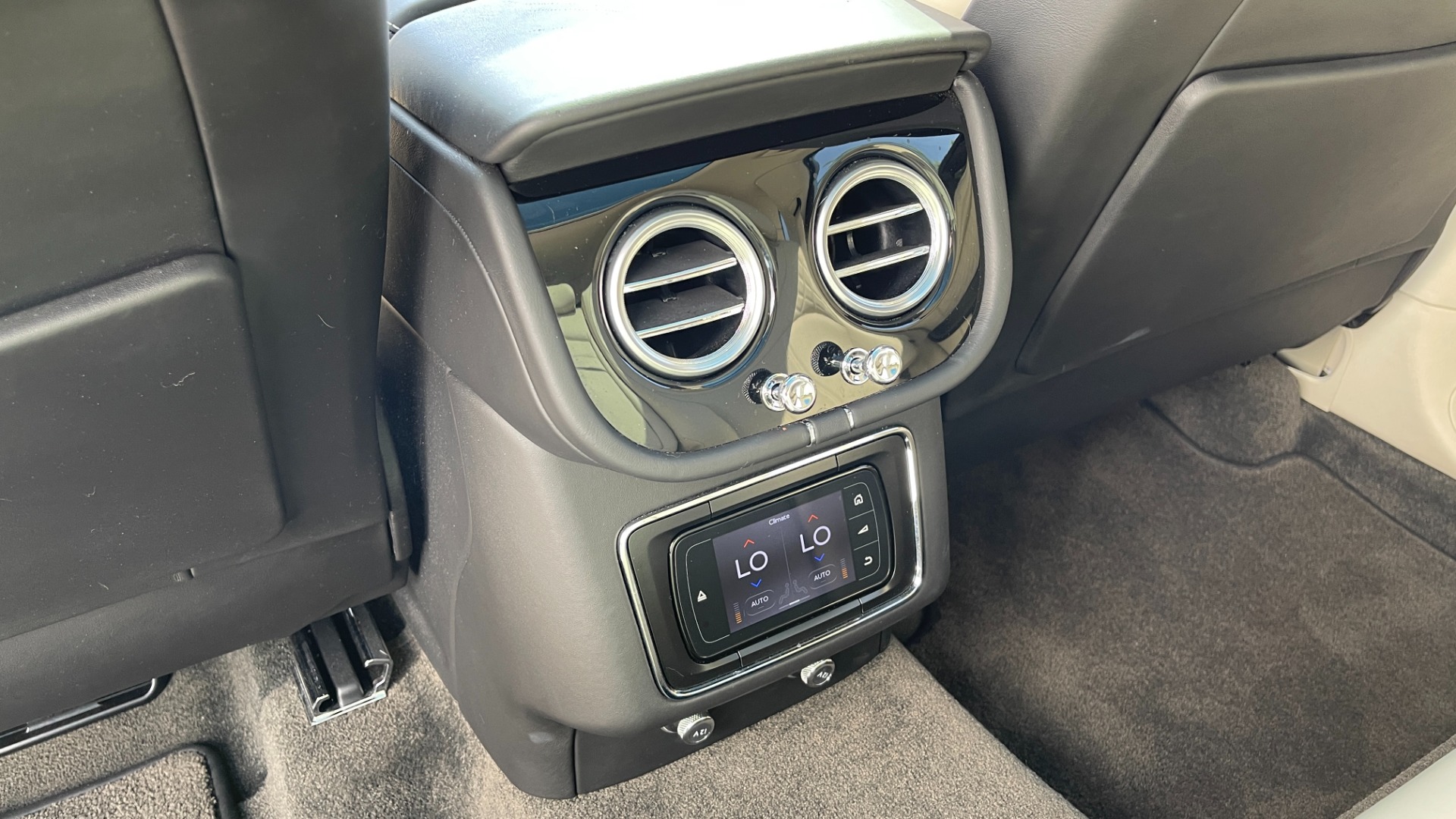 Used 2017 Bentley BENTAYGA W12 / NAV / SUNROOF / TOURING / ENTERTAINMENT / REARVIEW for sale Sold at Formula Imports in Charlotte NC 28227 53