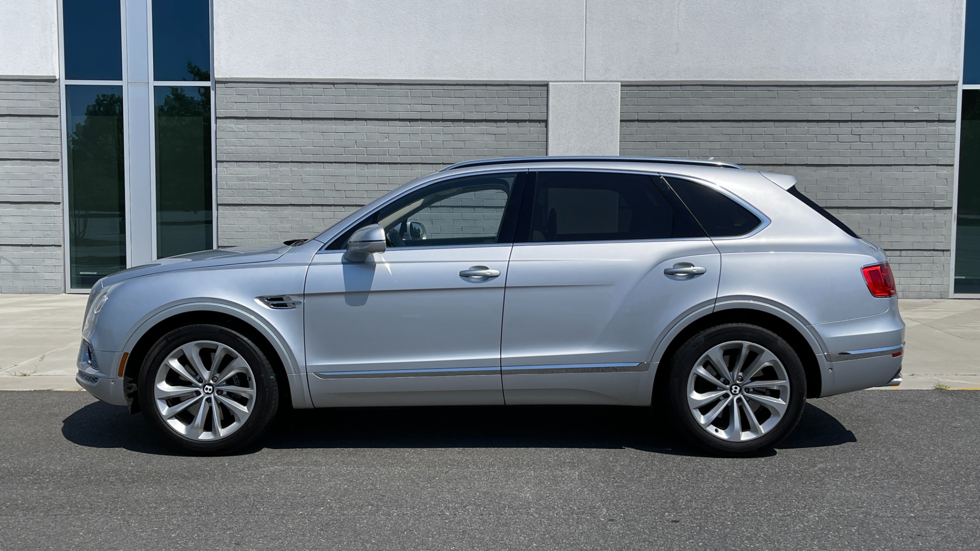 Used 2017 Bentley BENTAYGA W12 / NAV / SUNROOF / TOURING / ENTERTAINMENT / REARVIEW for sale Sold at Formula Imports in Charlotte NC 28227 6