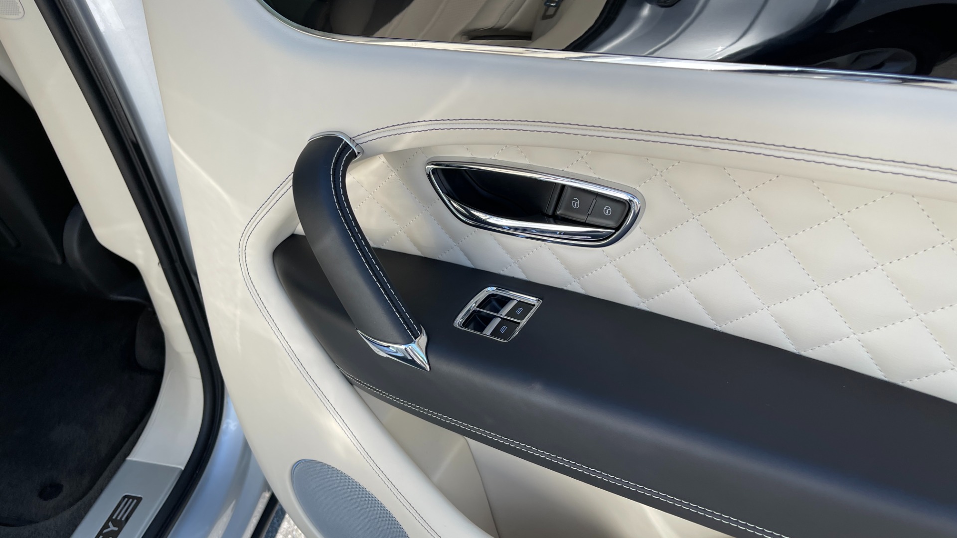 Used 2017 Bentley BENTAYGA W12 / NAV / SUNROOF / TOURING / ENTERTAINMENT / REARVIEW for sale Sold at Formula Imports in Charlotte NC 28227 62