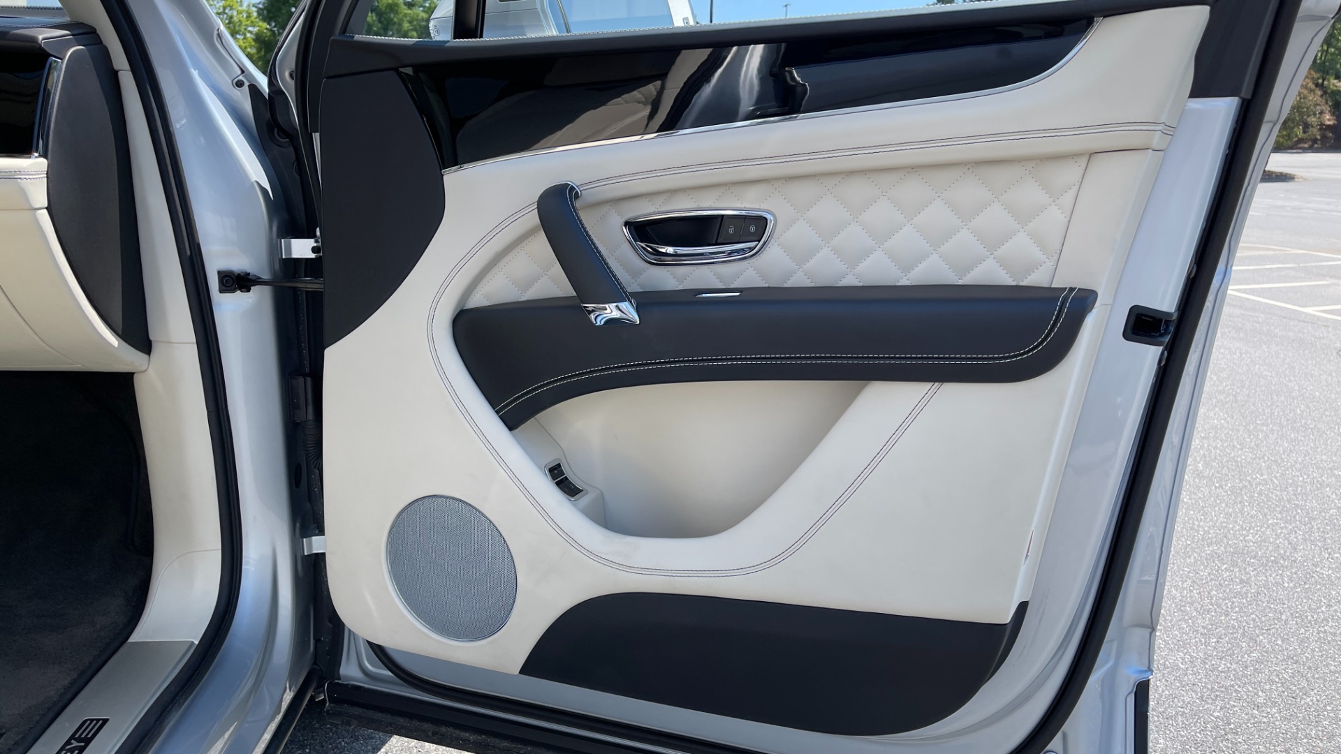 Used 2017 Bentley BENTAYGA W12 / NAV / SUNROOF / TOURING / ENTERTAINMENT / REARVIEW for sale Sold at Formula Imports in Charlotte NC 28227 68