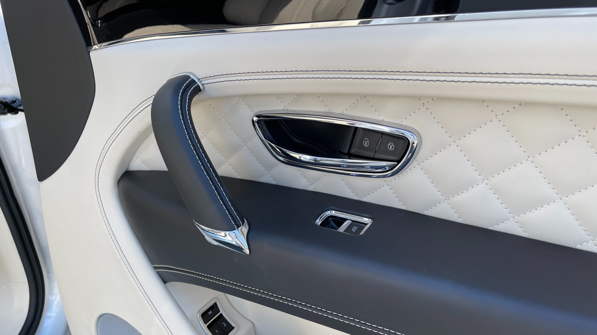 Used 2017 Bentley BENTAYGA W12 / NAV / SUNROOF / TOURING / ENTERTAINMENT / REARVIEW for sale Sold at Formula Imports in Charlotte NC 28227 69