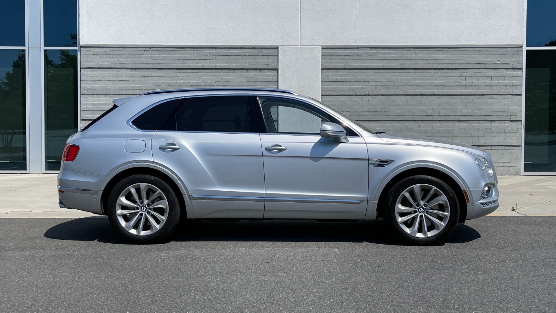 Used 2017 Bentley BENTAYGA W12 / NAV / SUNROOF / TOURING / ENTERTAINMENT / REARVIEW for sale Sold at Formula Imports in Charlotte NC 28227 7