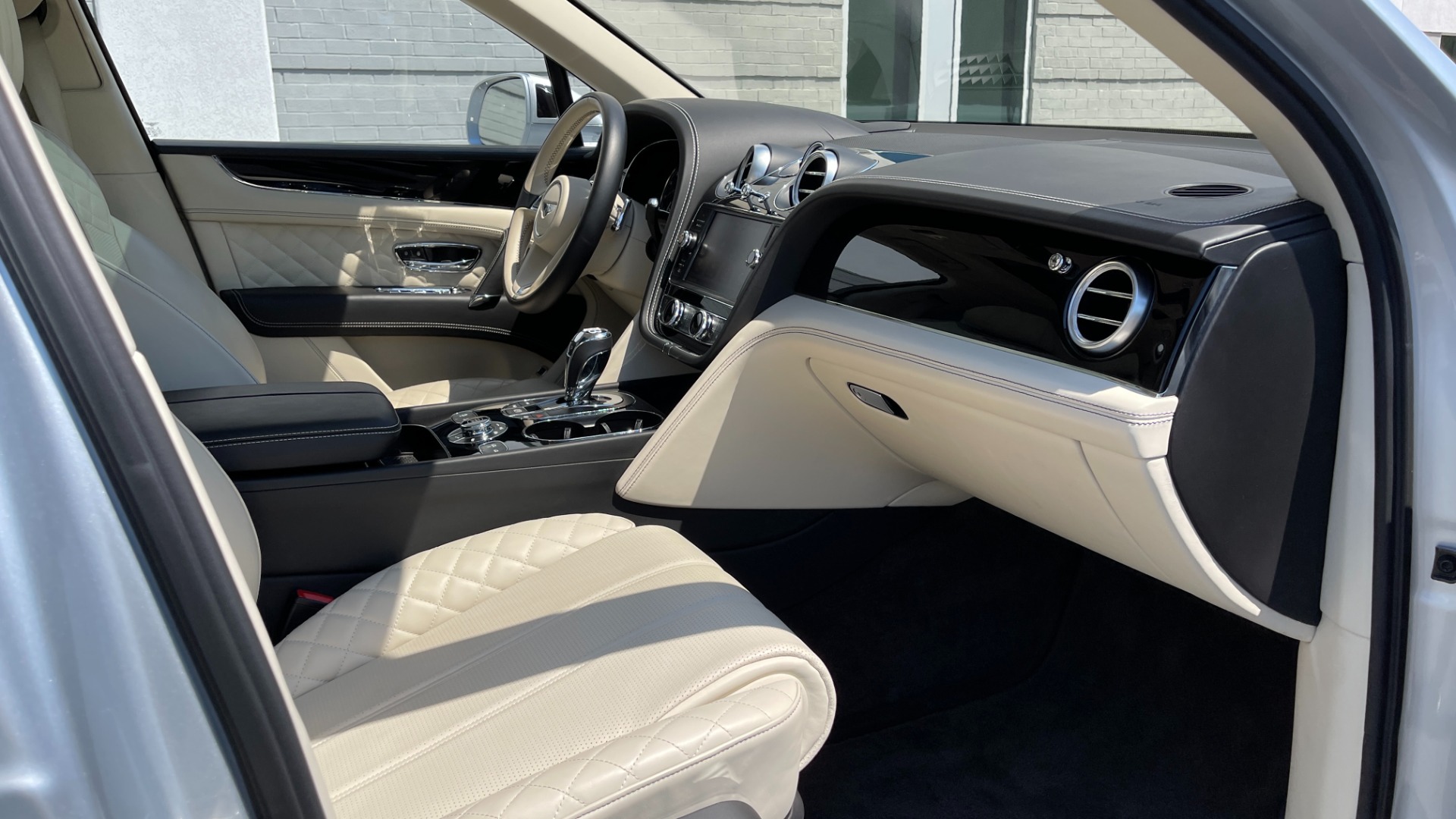 Used 2017 Bentley BENTAYGA W12 / NAV / SUNROOF / TOURING / ENTERTAINMENT / REARVIEW for sale Sold at Formula Imports in Charlotte NC 28227 70