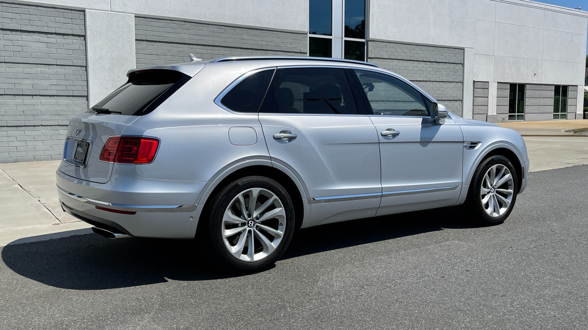 Used 2017 Bentley BENTAYGA W12 / NAV / SUNROOF / TOURING / ENTERTAINMENT / REARVIEW for sale Sold at Formula Imports in Charlotte NC 28227 8