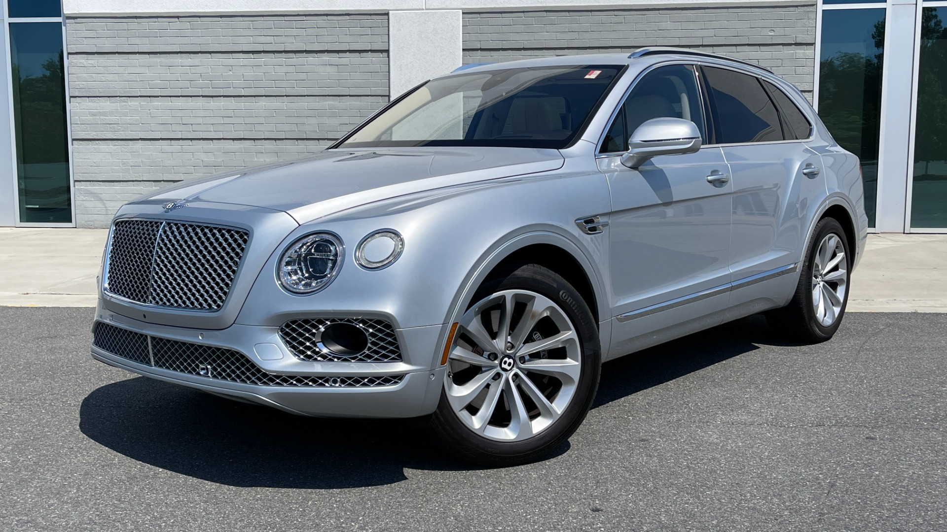 Used 2017 Bentley BENTAYGA W12 / NAV / SUNROOF / TOURING / ENTERTAINMENT / REARVIEW for sale Sold at Formula Imports in Charlotte NC 28227 1