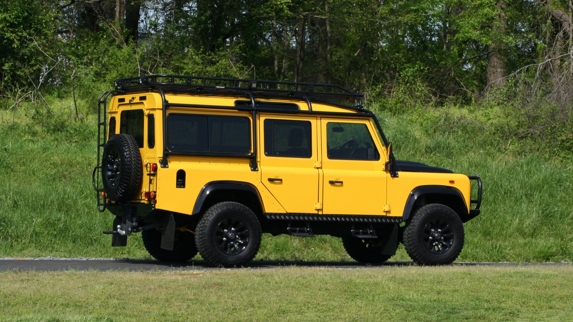 Used 1989 Land Rover DEFENDER 110 4x4 CUSTOM / FULLY RESTORED / FUEL INJECTION V8 / 5-SPD MANUAL for sale Sold at Formula Imports in Charlotte NC 28227 11