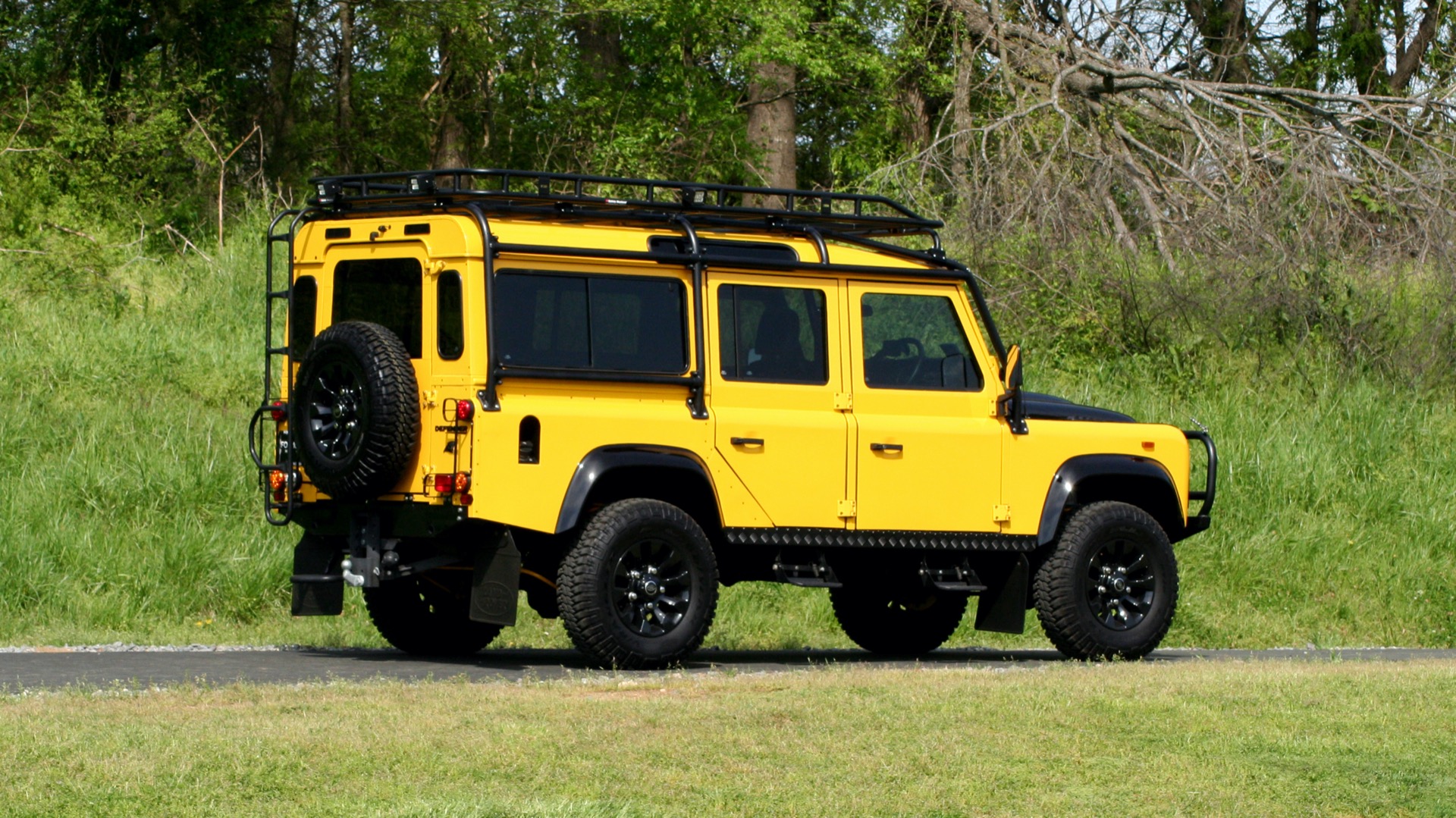 Used 1989 Land Rover DEFENDER 110 4x4 CUSTOM / FULLY RESTORED / FUEL INJECTION V8 / 5-SPD MANUAL for sale Sold at Formula Imports in Charlotte NC 28227 12