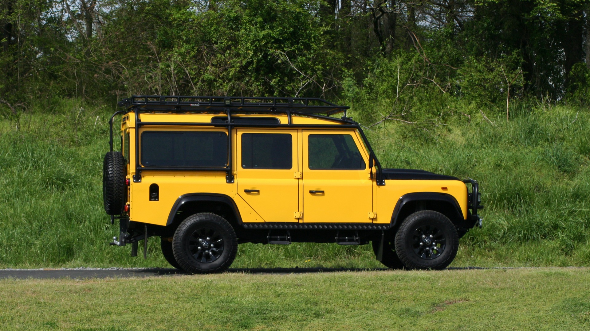 Used 1989 Land Rover DEFENDER 110 4x4 CUSTOM / FULLY RESTORED / FUEL INJECTION V8 / 5-SPD MANUAL for sale Sold at Formula Imports in Charlotte NC 28227 13