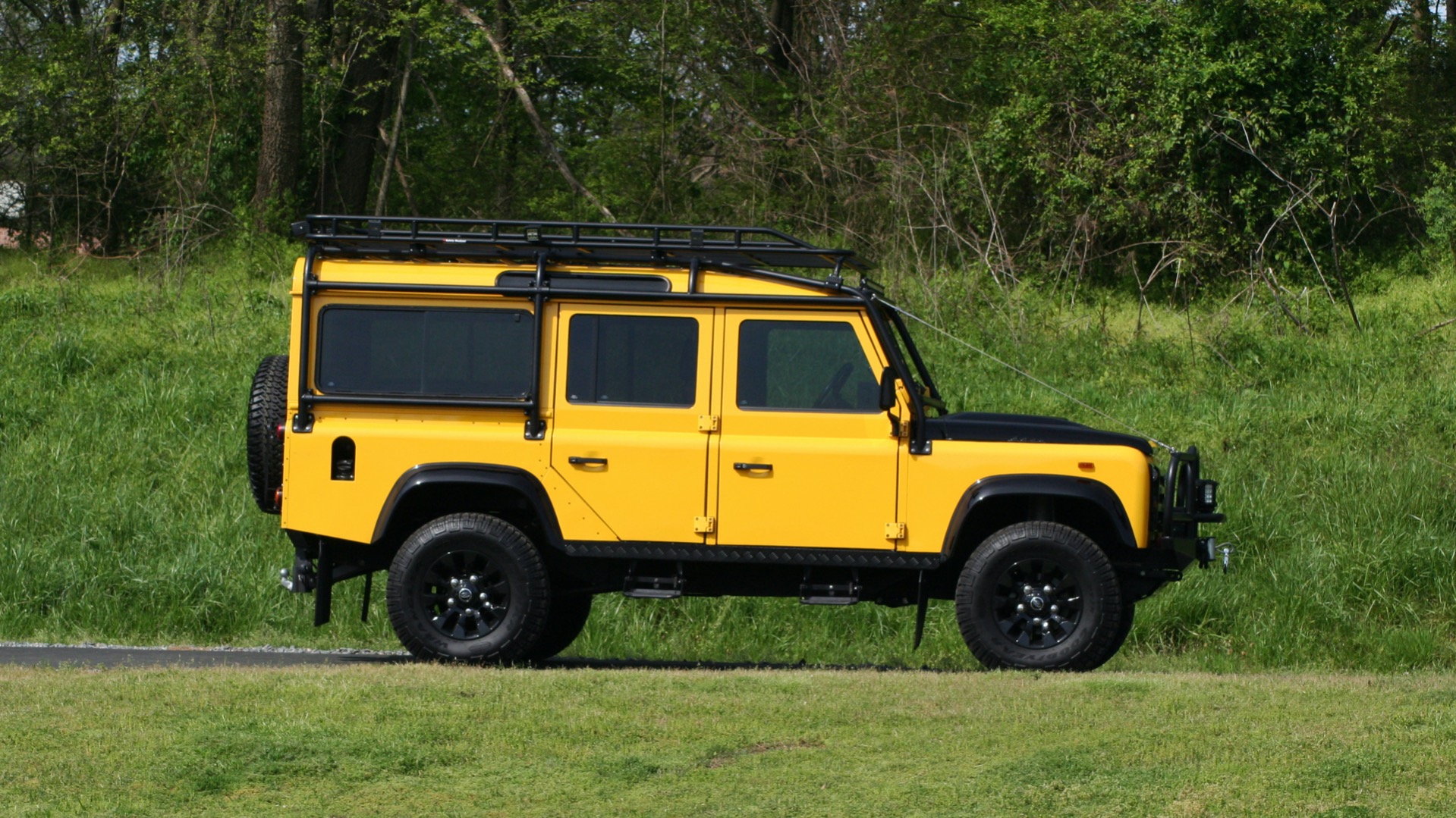 Used 1989 Land Rover DEFENDER 110 4x4 CUSTOM / FULLY RESTORED / FUEL INJECTION V8 / 5-SPD MANUAL for sale Sold at Formula Imports in Charlotte NC 28227 14